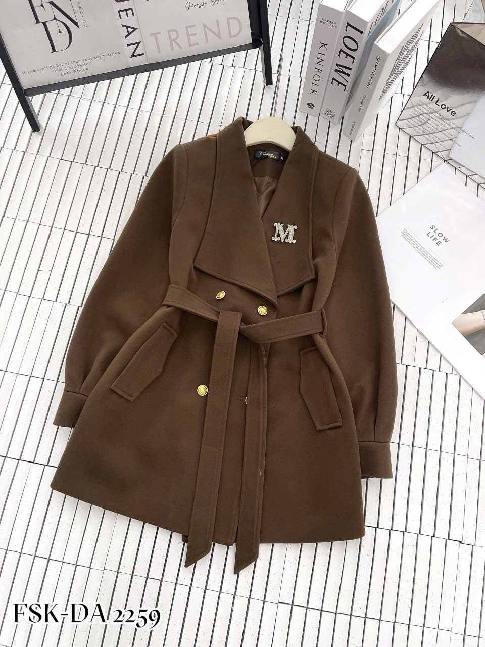 MT2259 áo dạ QC dáng ngắn kèm cài đá M