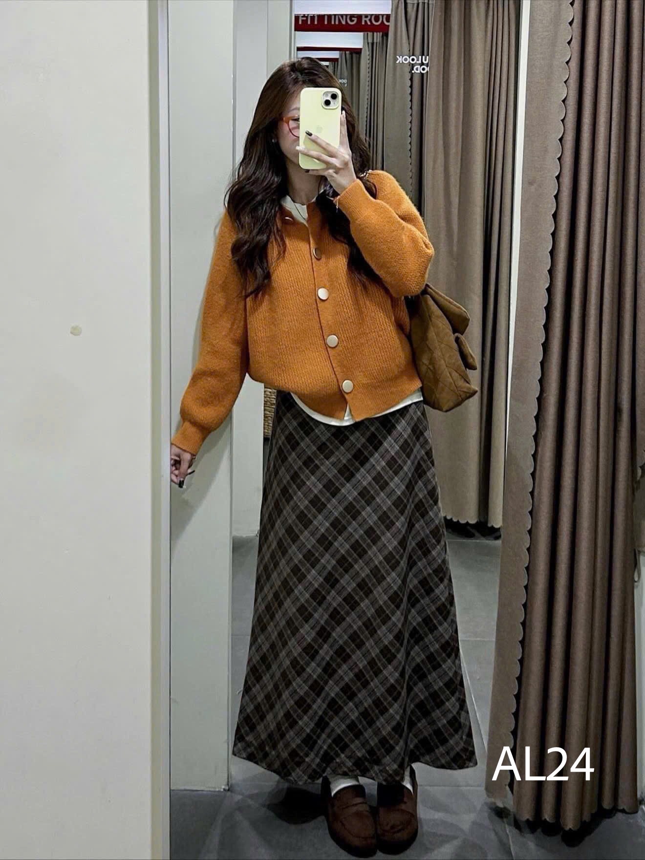 AL24 Áo len cổ tròn cúc vàng