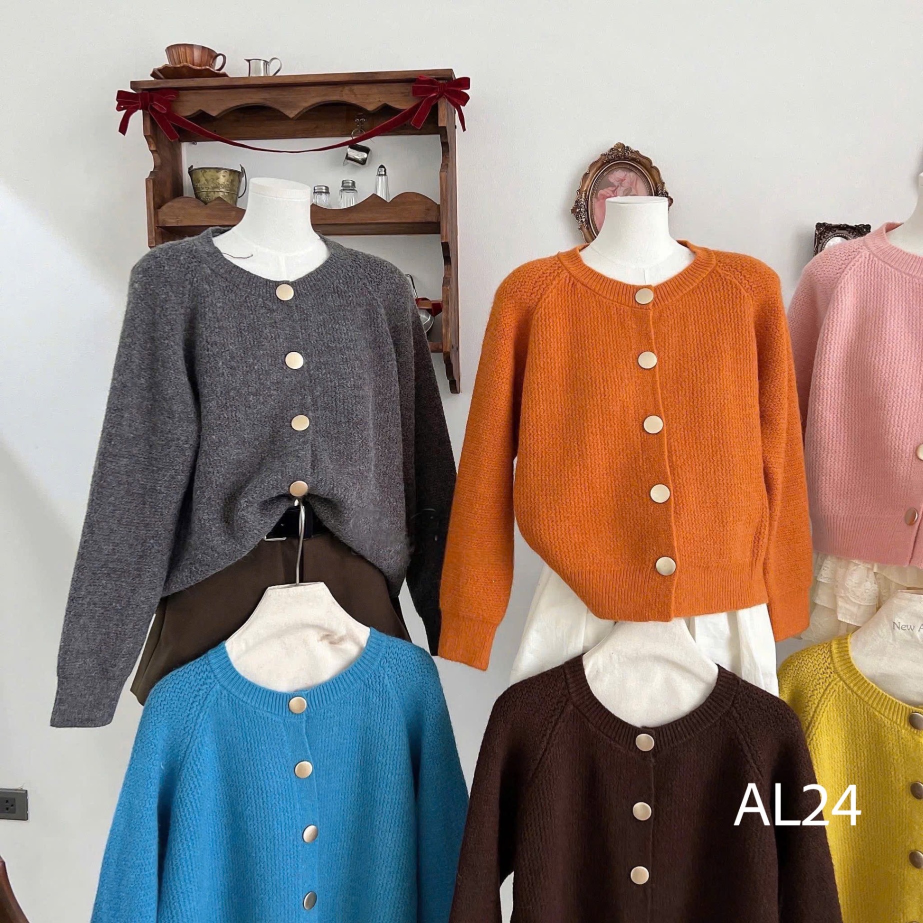 AL24 Áo len cổ tròn cúc vàng