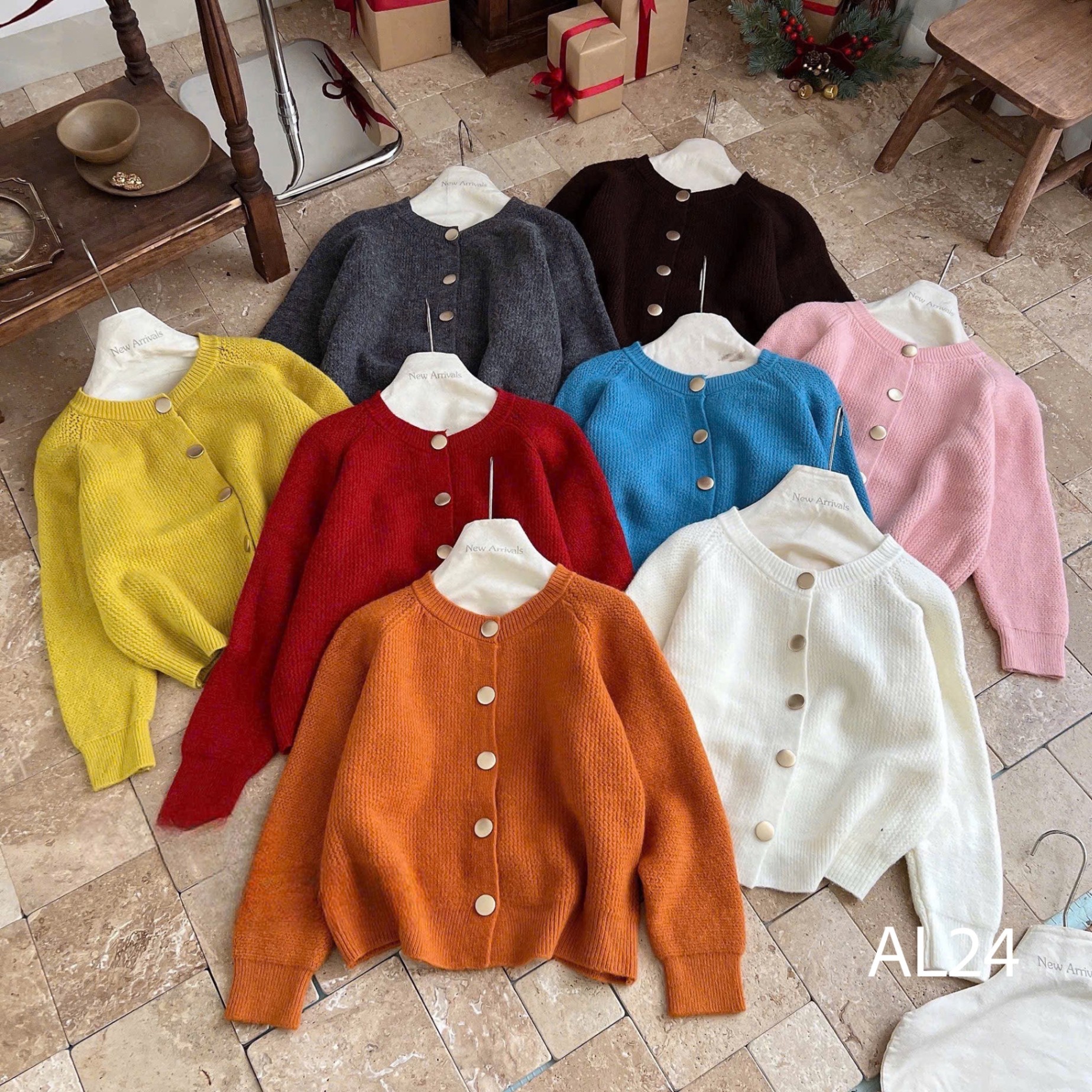 AL24 Áo len cổ tròn cúc vàng