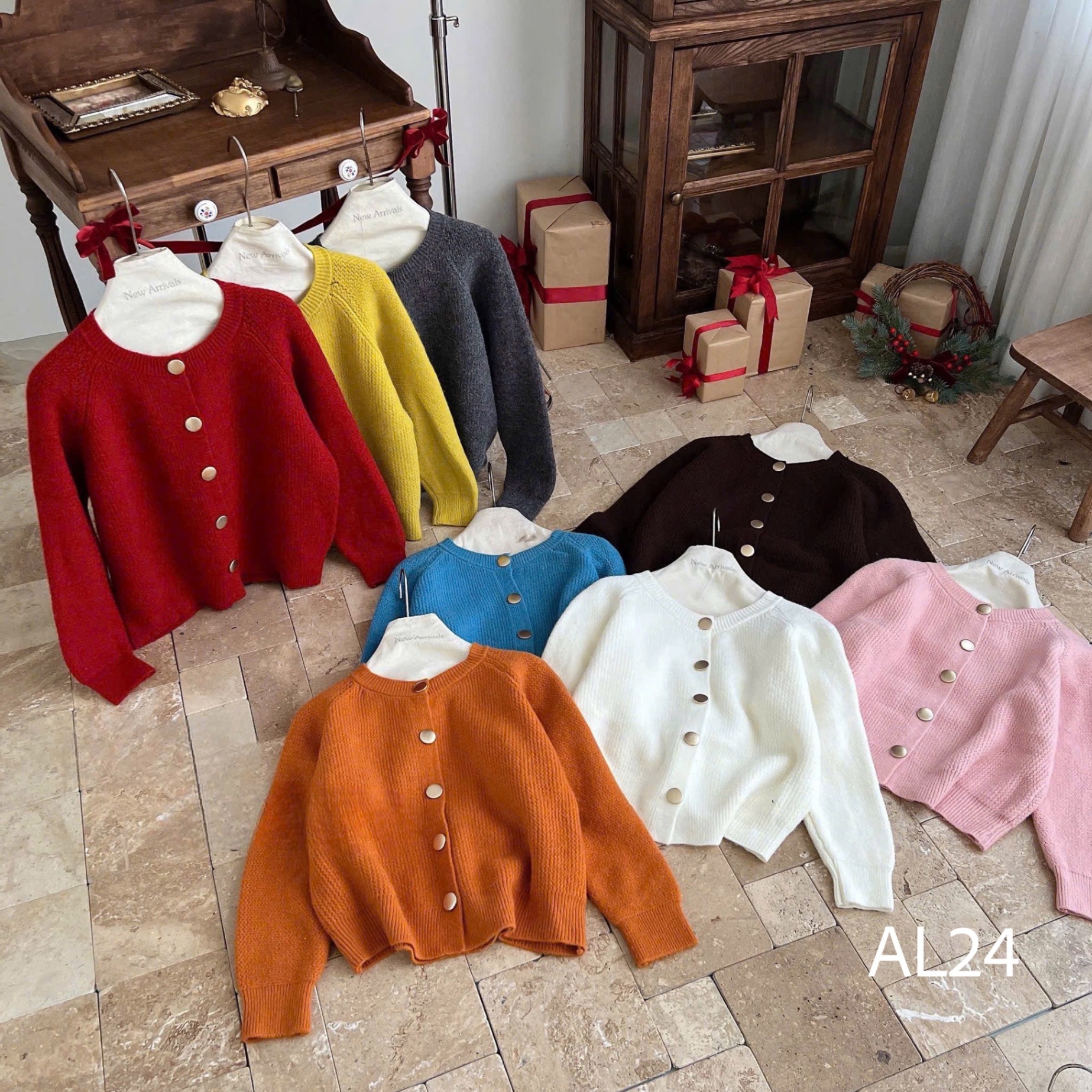 AL24 Áo len cổ tròn cúc vàng
