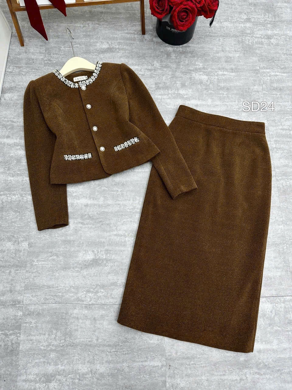 SD24 Set dạ cổ tròn phối đá