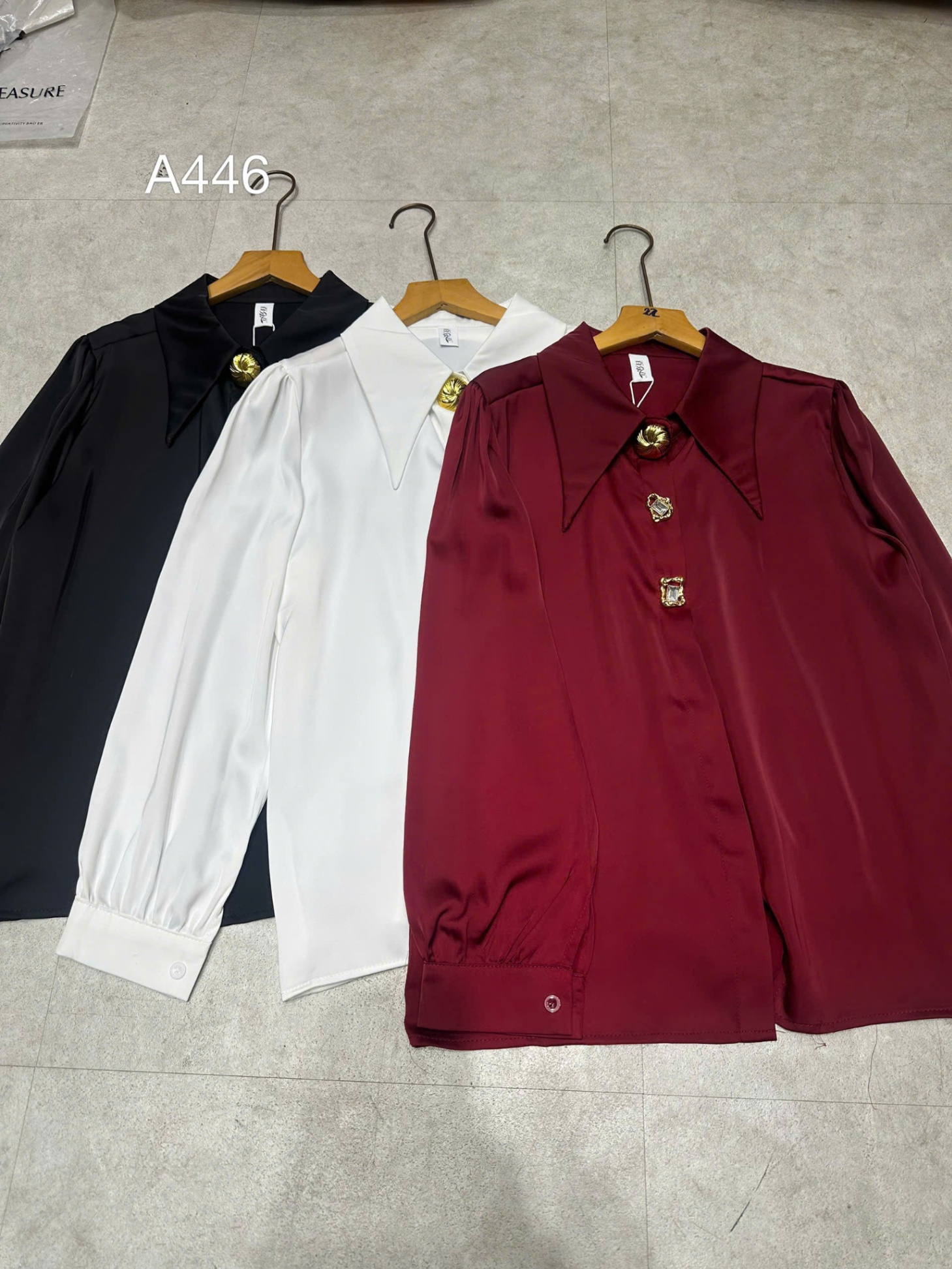 A446 Áo lụa cổ nhọn khuy đá