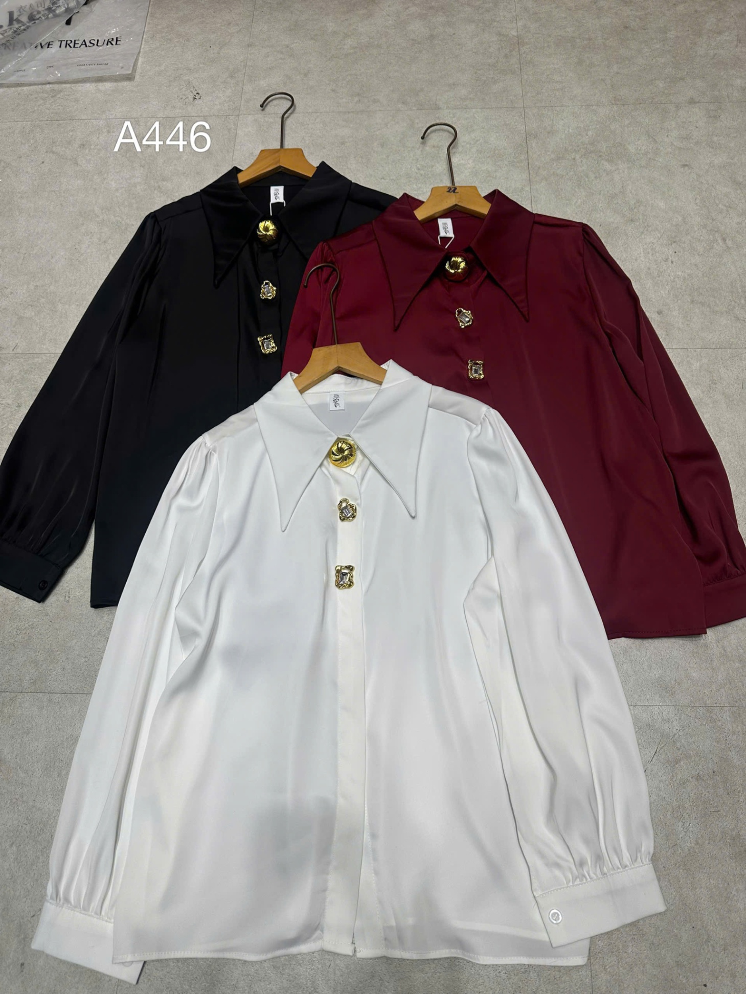 A446 Áo lụa cổ nhọn khuy đá
