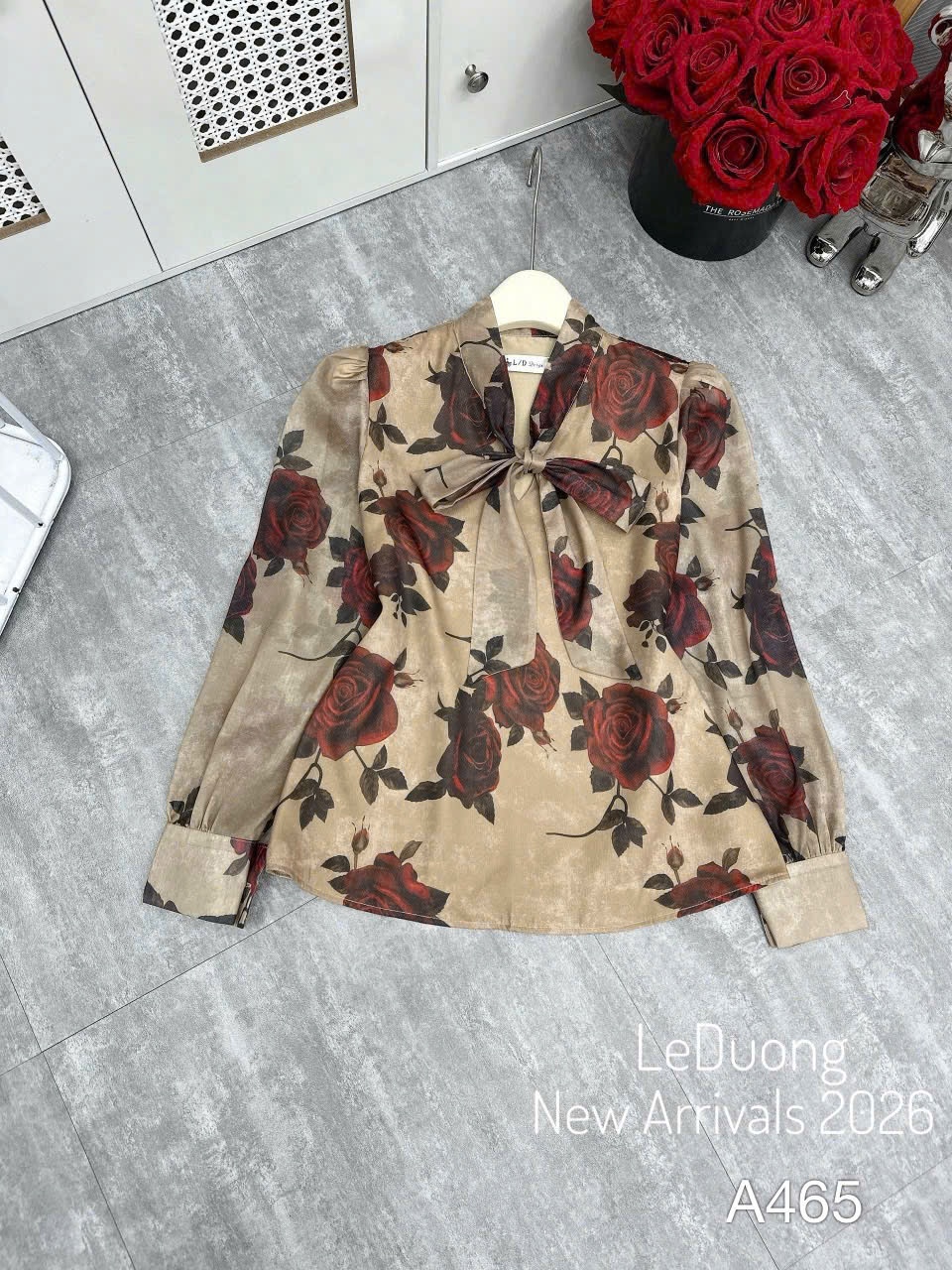 A465 Áo sơ mi cổ buộc nơ hình họa tiết