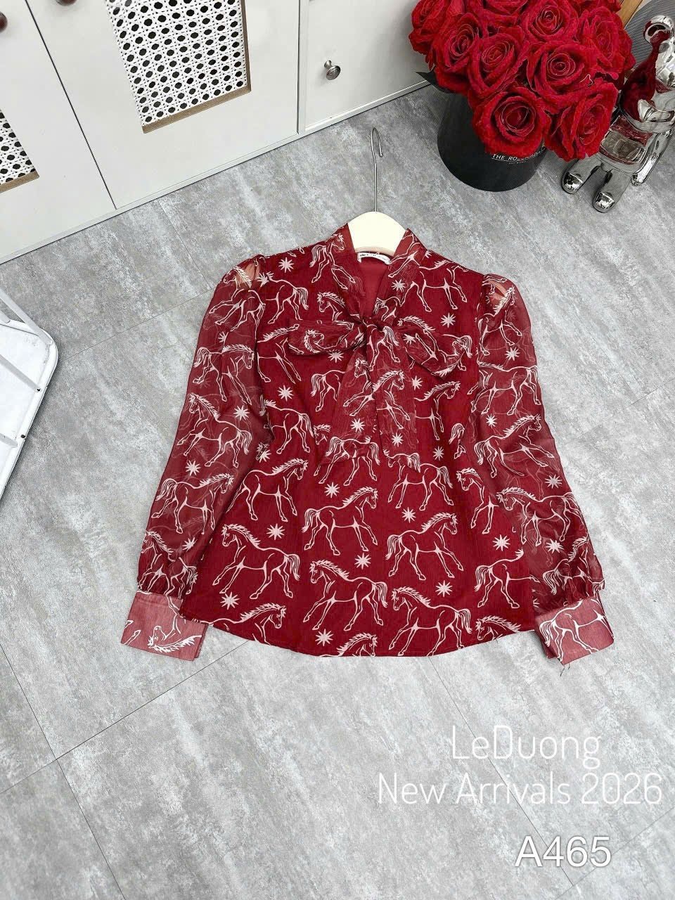 A465 Áo sơ mi cổ buộc nơ hình họa tiết