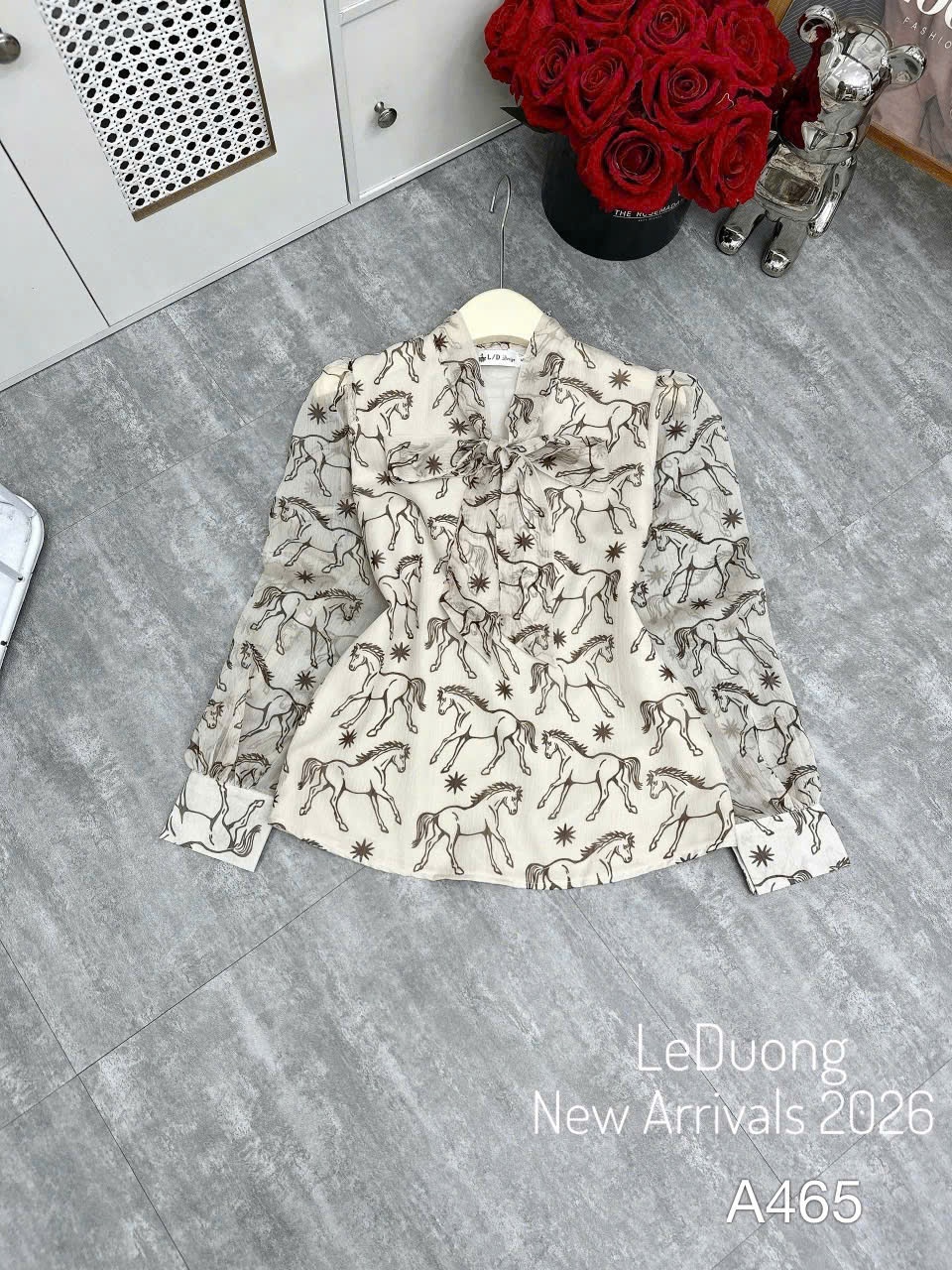 A465 Áo sơ mi cổ buộc nơ hình họa tiết