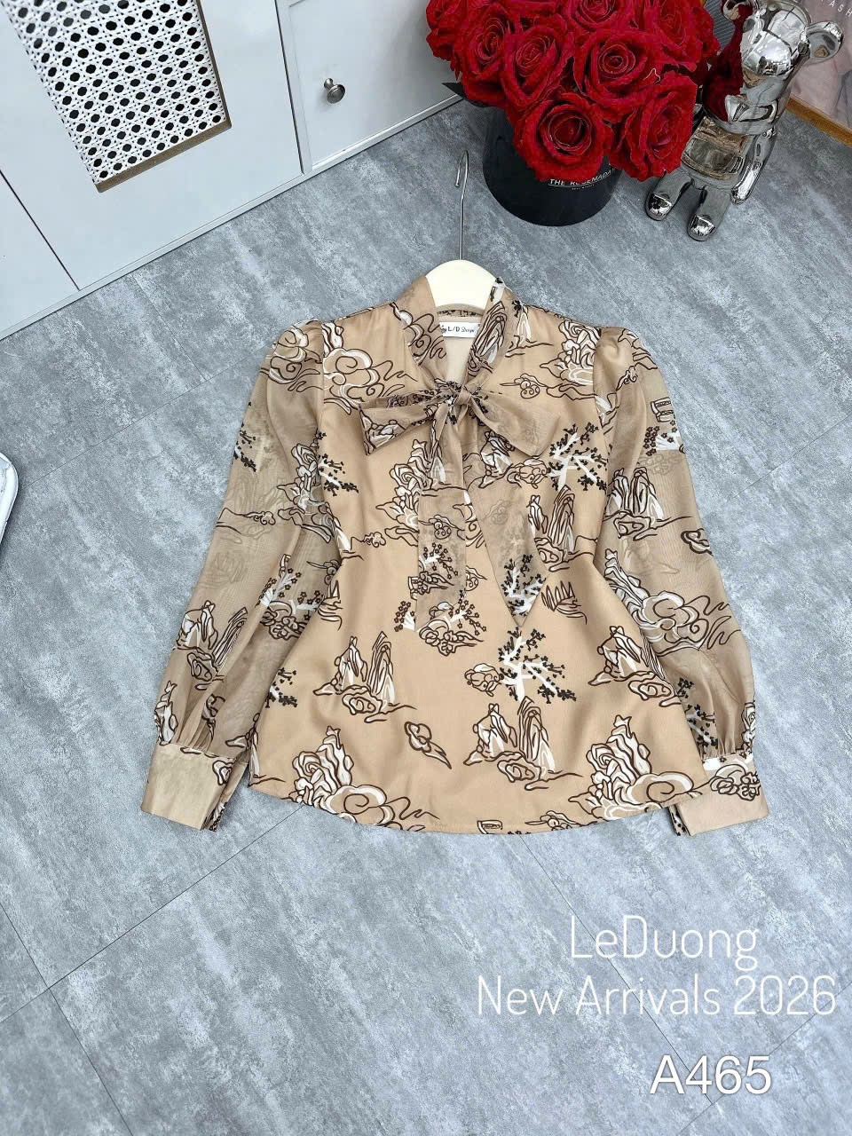 A465 Áo sơ mi cổ buộc nơ hình họa tiết