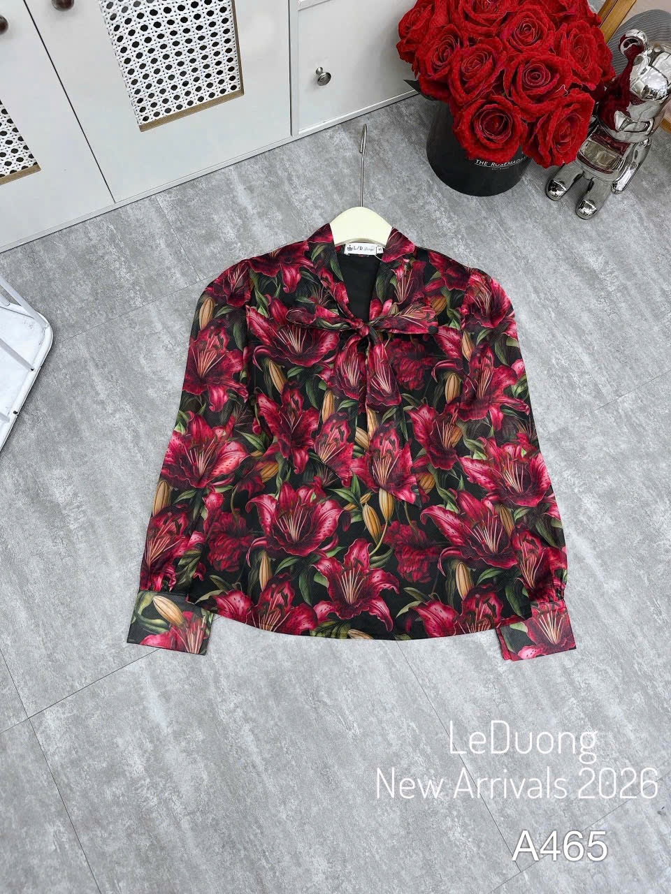 A465 Áo sơ mi cổ buộc nơ hình họa tiết