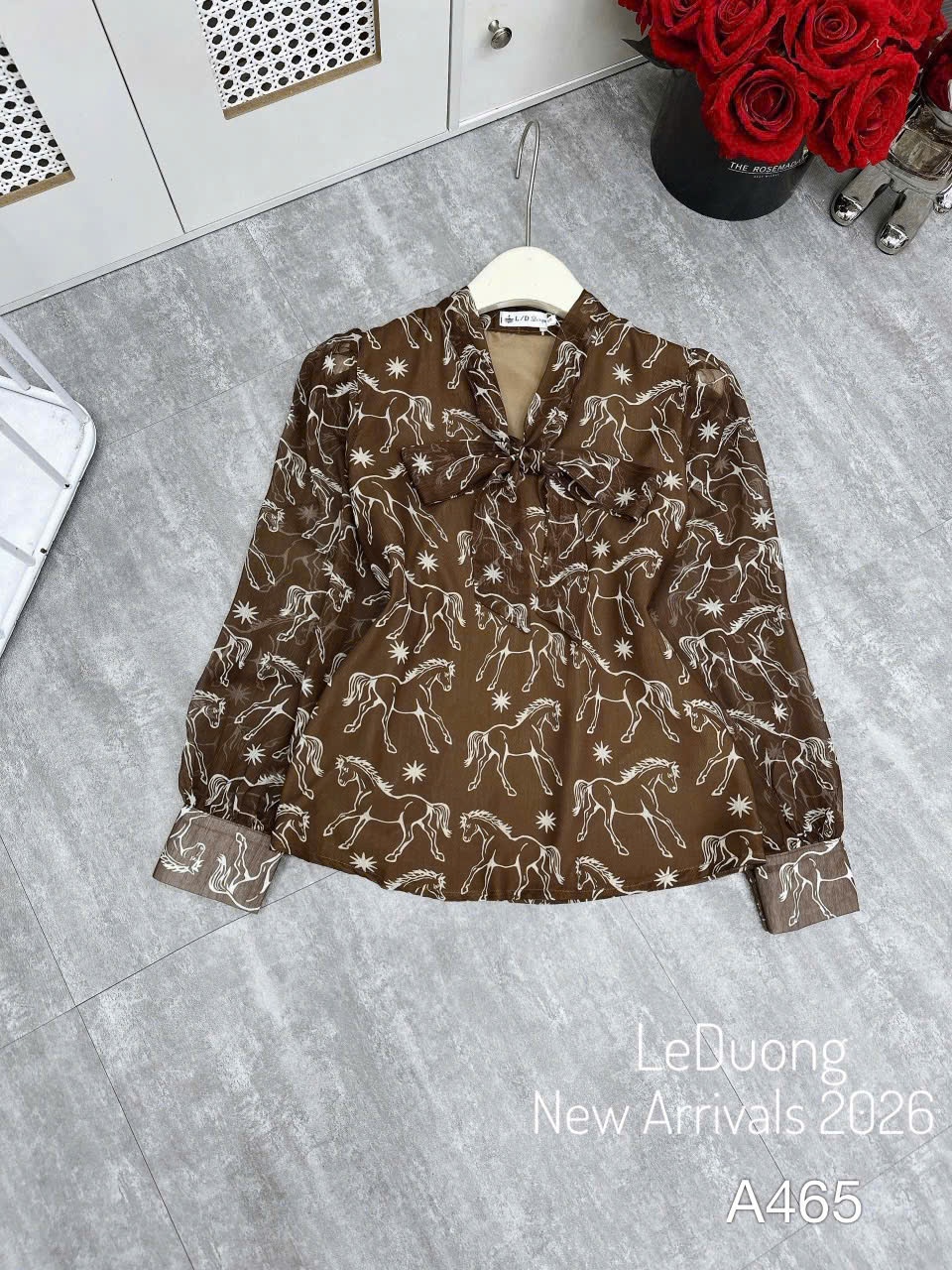 A465 Áo sơ mi cổ buộc nơ hình họa tiết