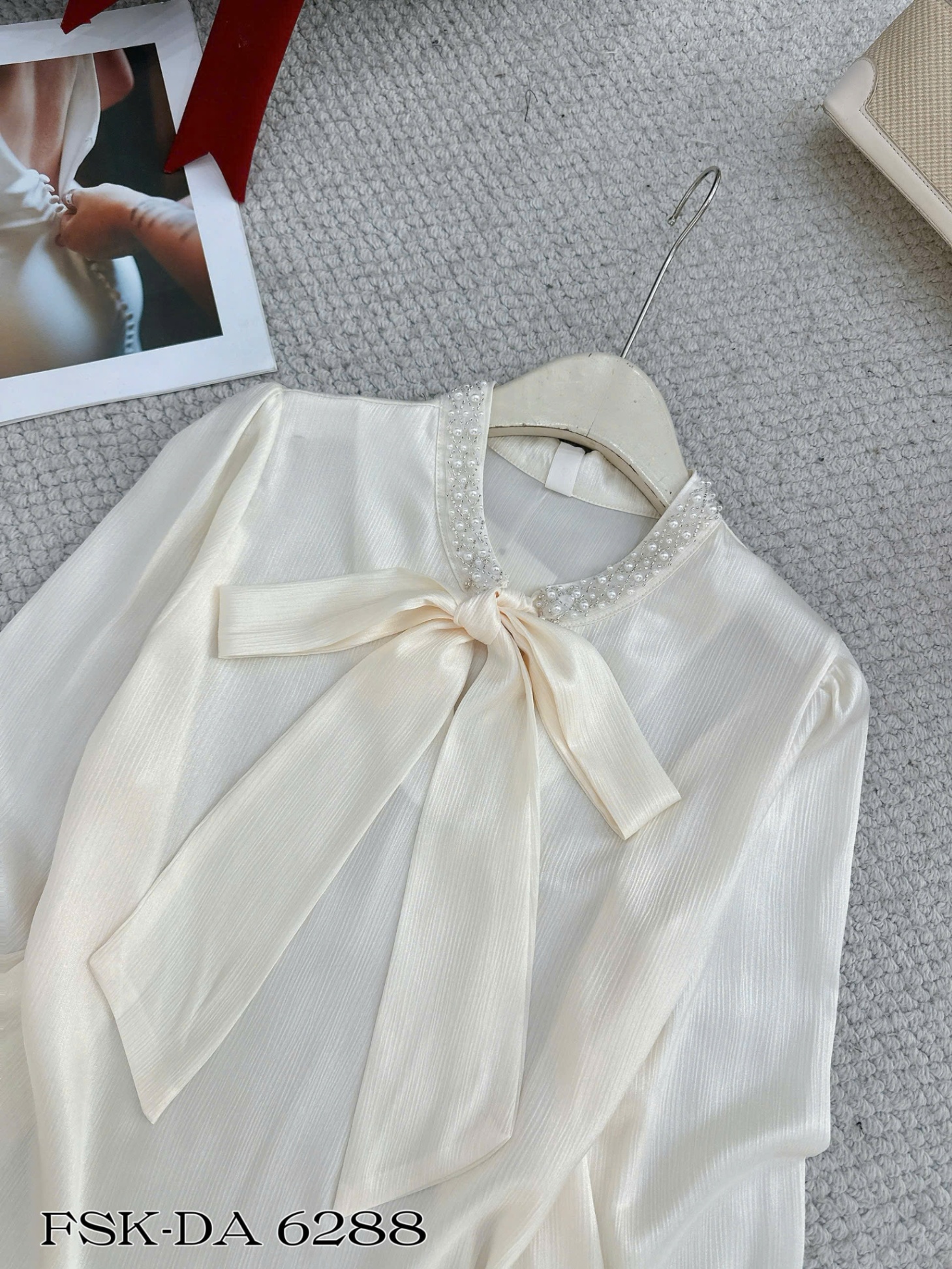 A6288 áo lụa QC cổ nơ cườm