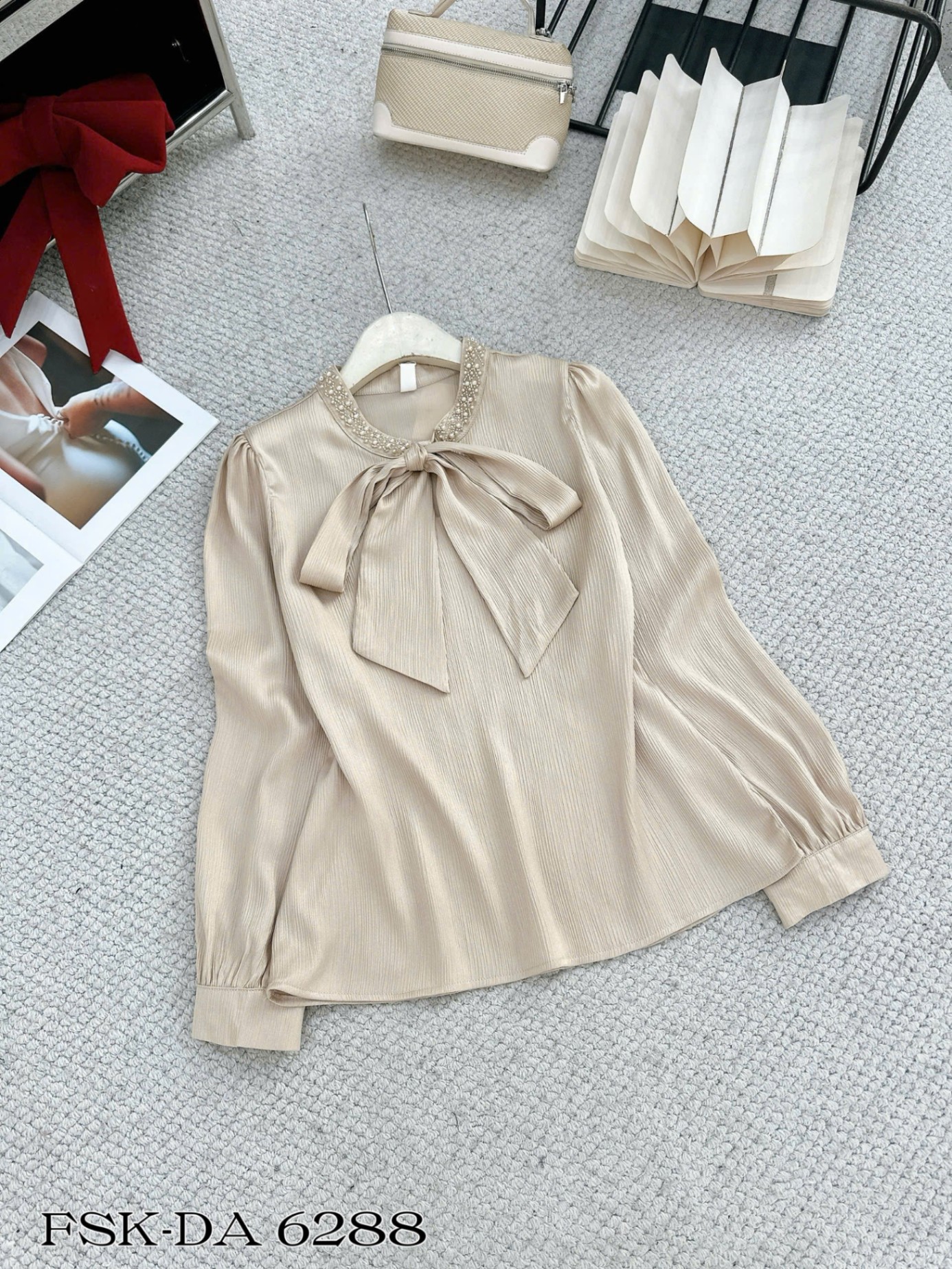A6288 áo lụa QC cổ nơ cườm