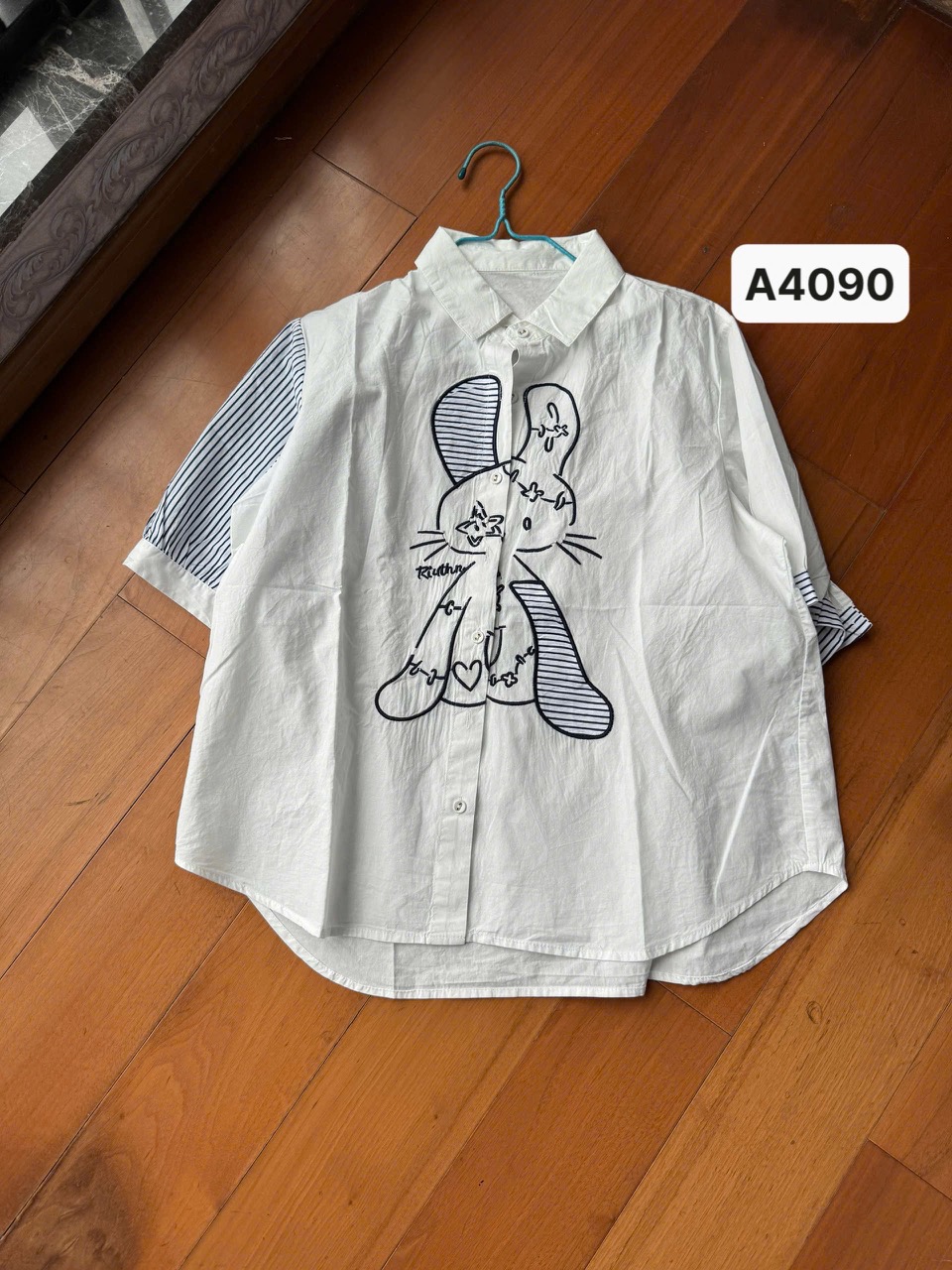 A4090 Áo sơ mi kẻ thêu thỏ to