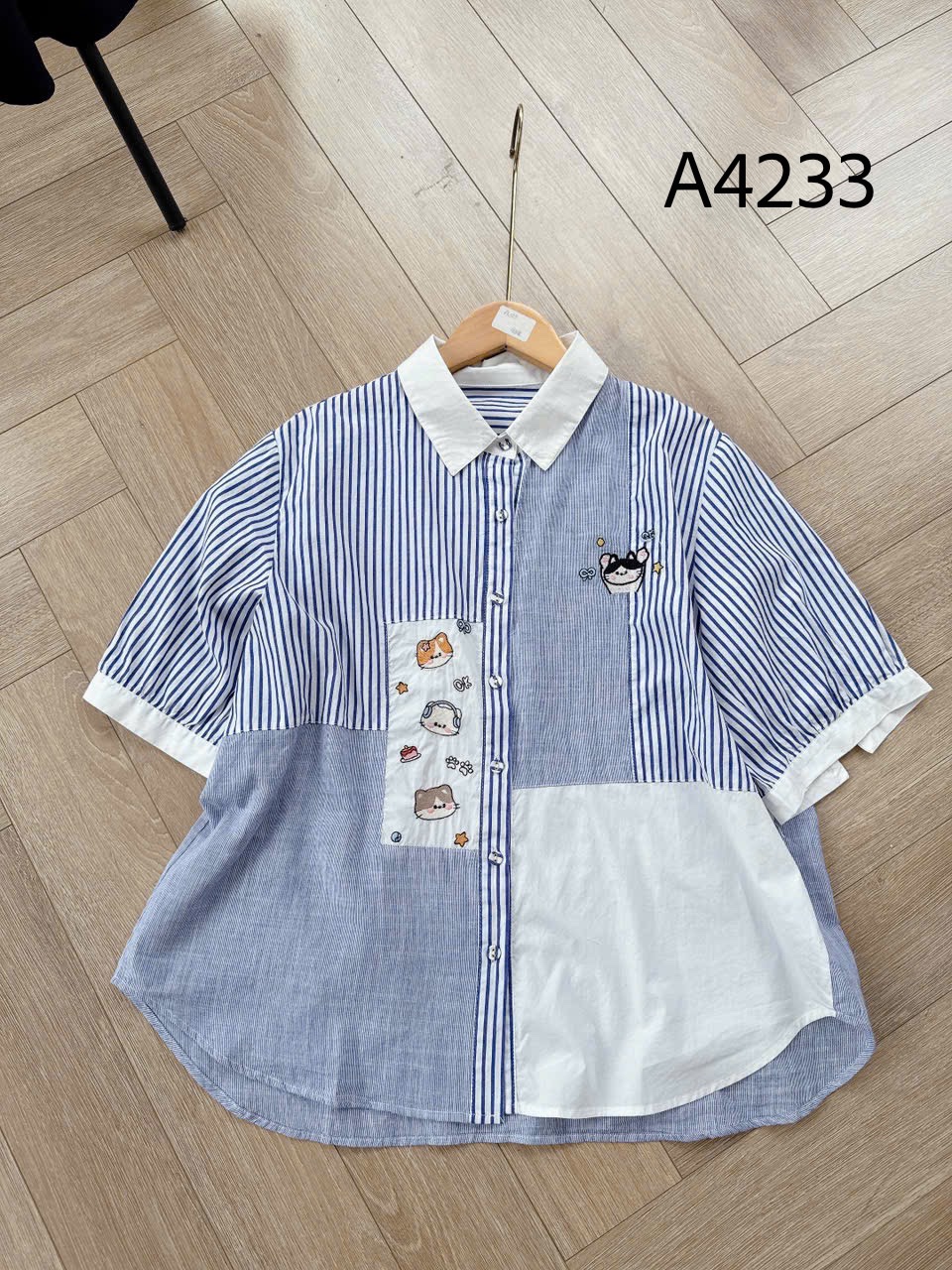 A4233 Áo sơ mi phối cổ trắng thêu hình