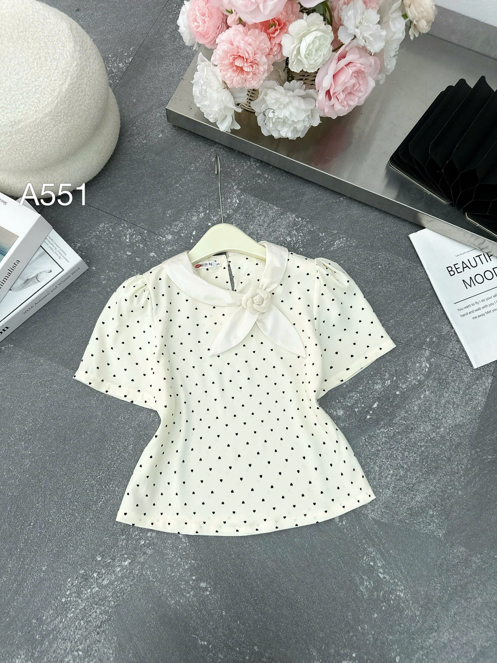 A551 áo chấm bi cổ hoa
