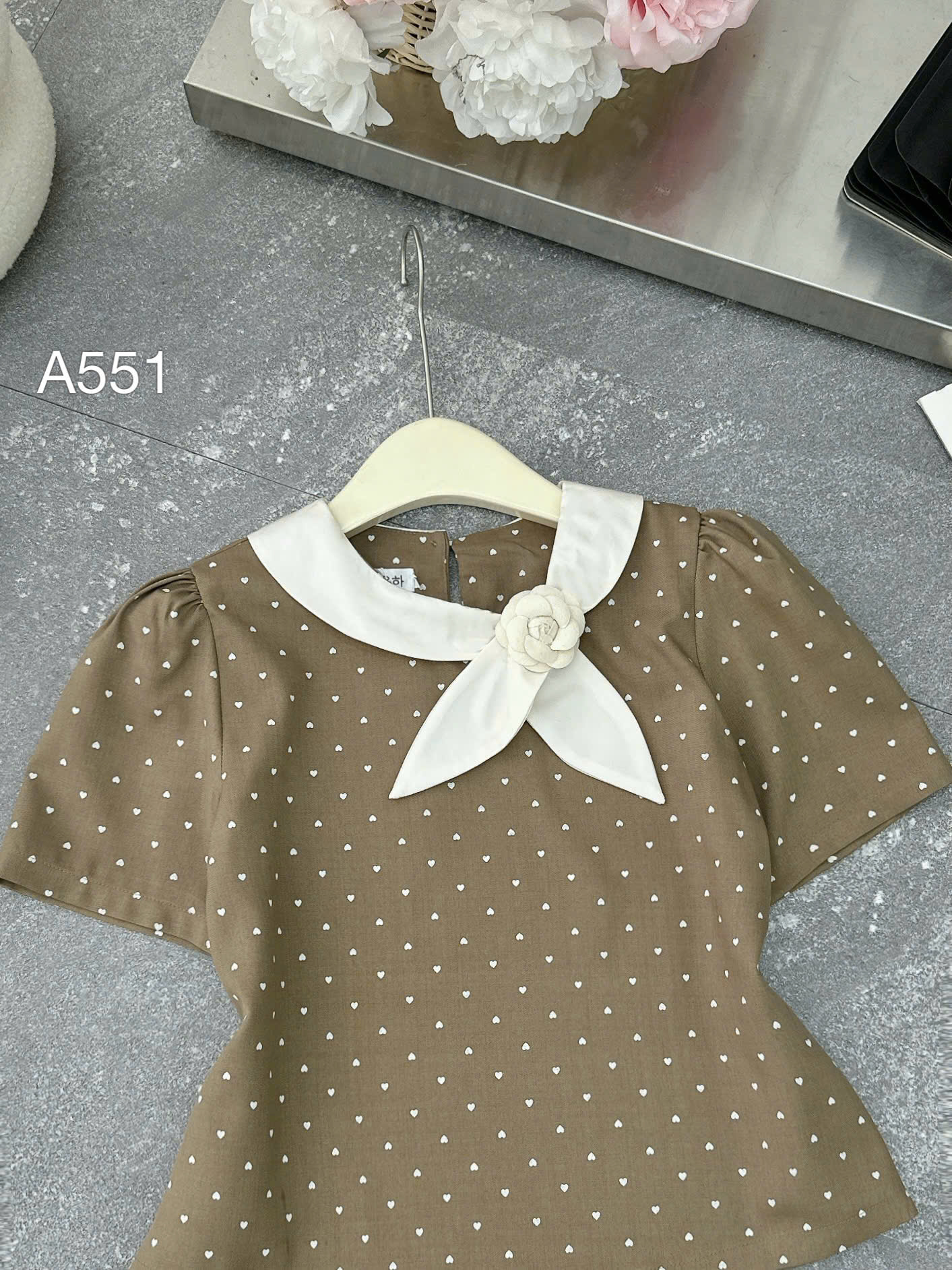 A551 áo chấm bi cổ hoa