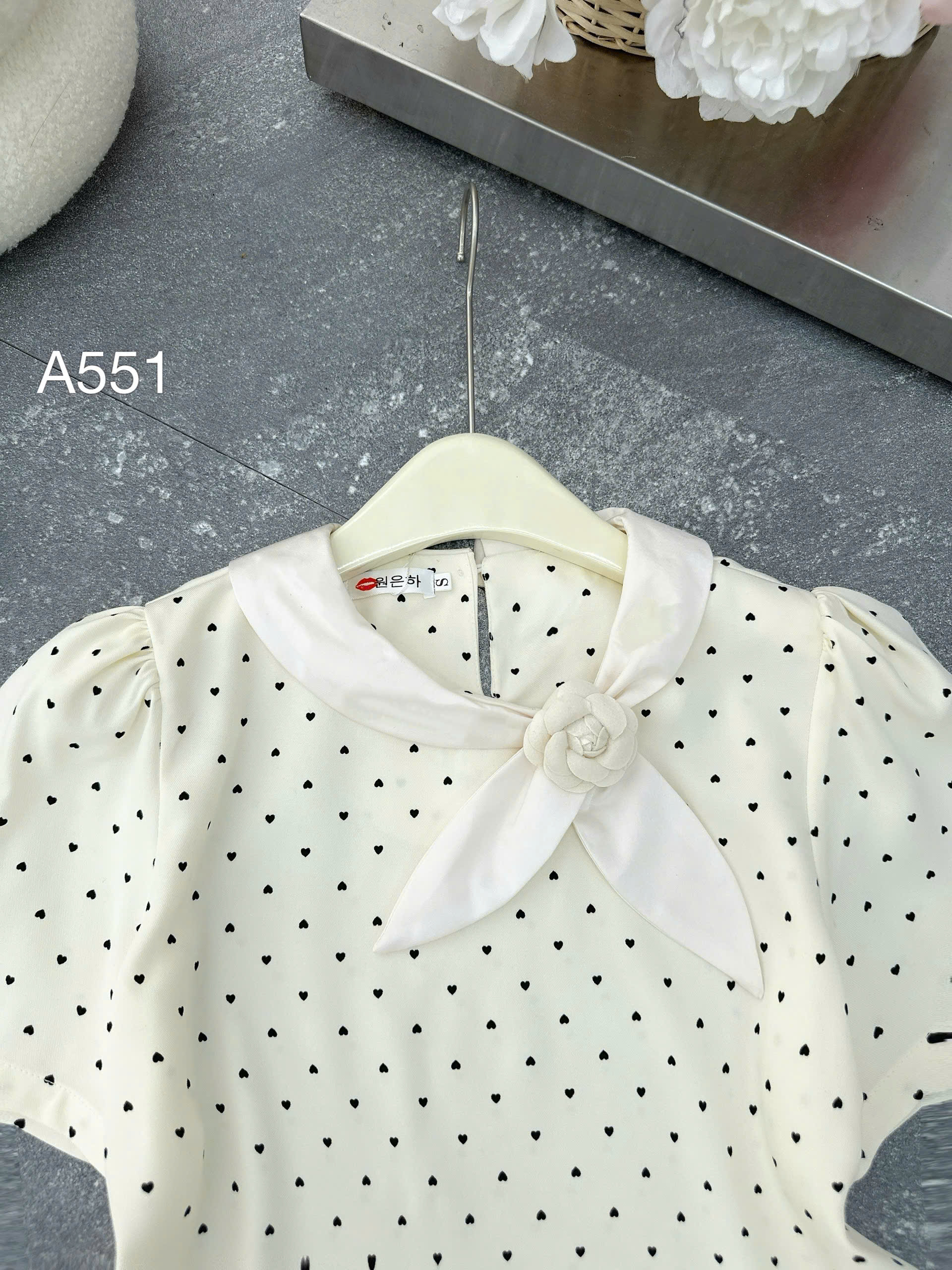 A551 áo chấm bi cổ hoa