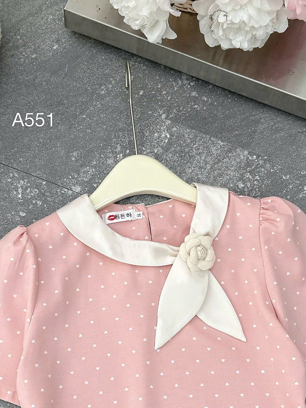 A551 áo chấm bi cổ hoa