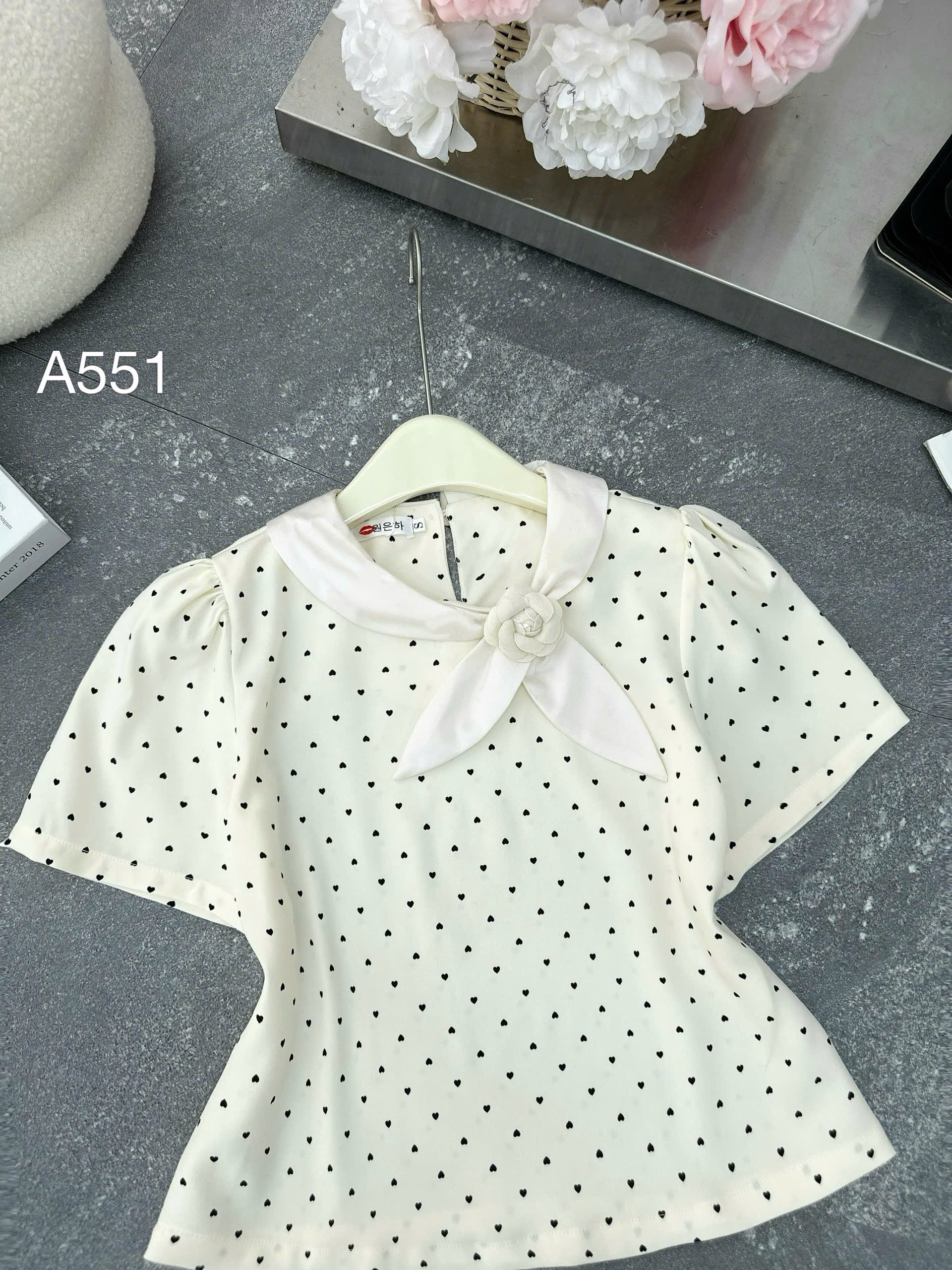 A551 áo chấm bi cổ hoa