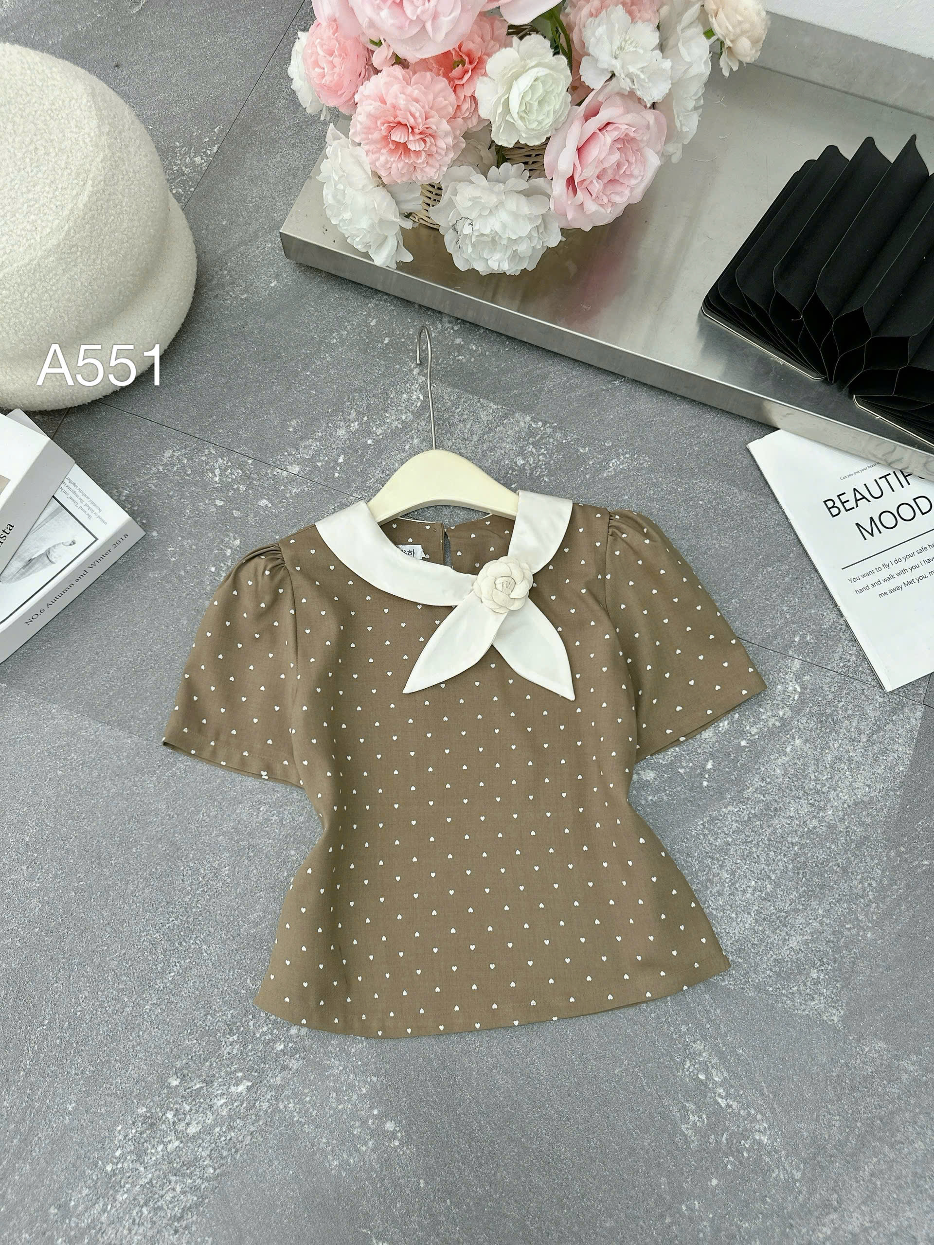 A551 áo chấm bi cổ hoa