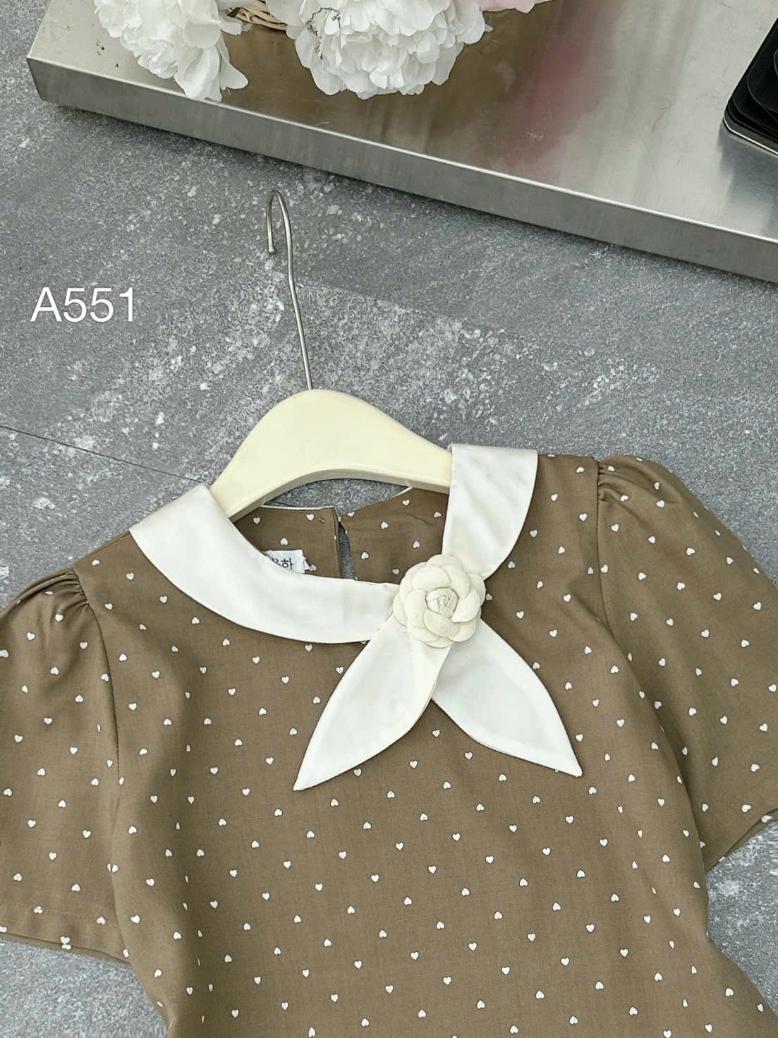 A551 áo chấm bi cổ hoa