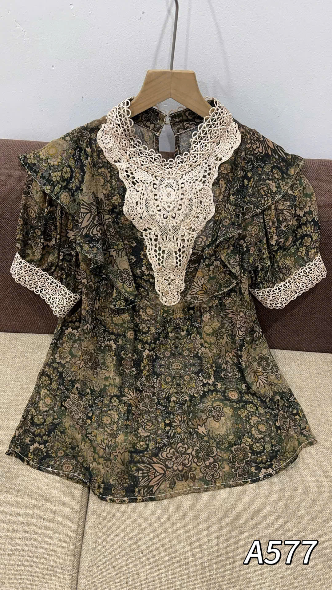 A577 Áo sơ mi cổ ren tay bồng