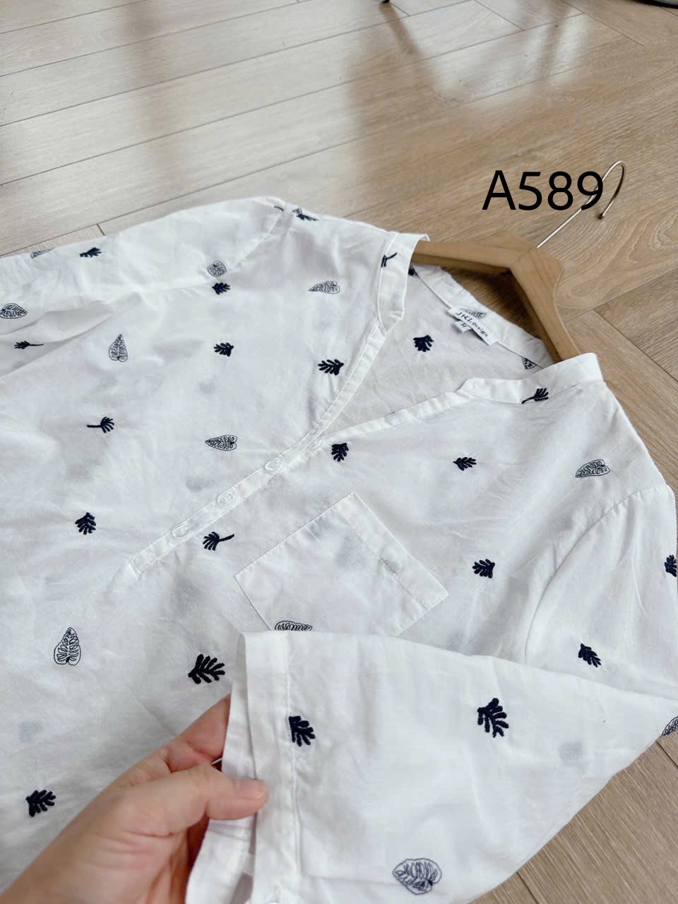 A589 Áo sơ mi thêu lá