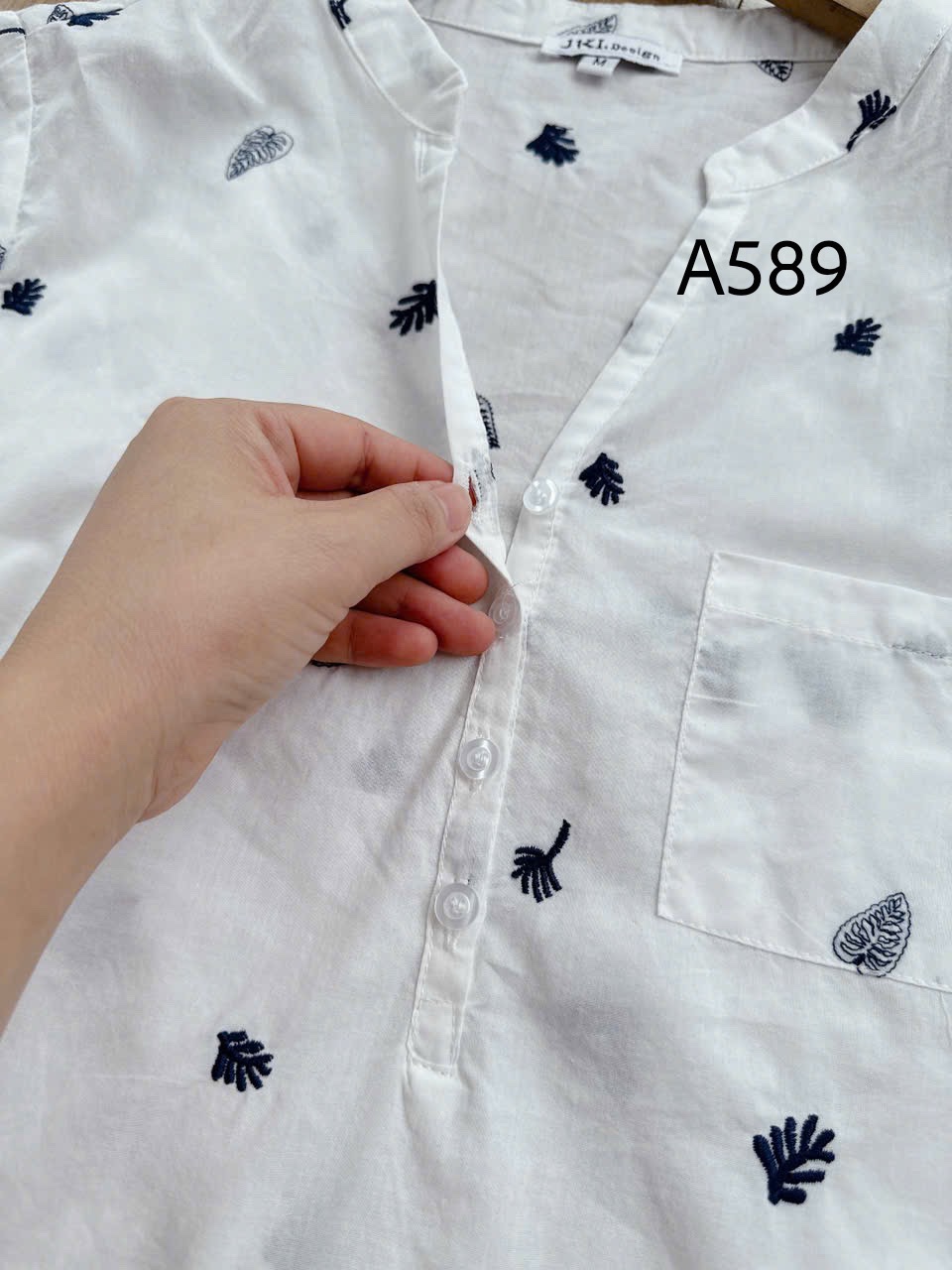 A589 Áo sơ mi thêu lá