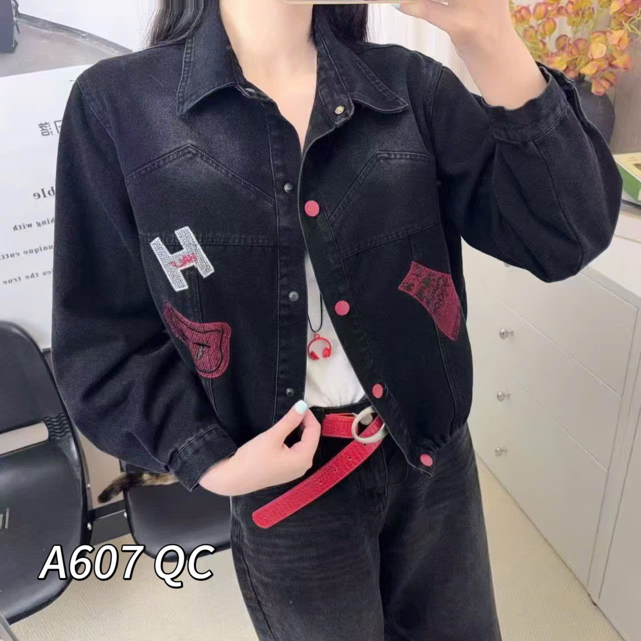A607 QC áo khoác bò thêu họa tiết