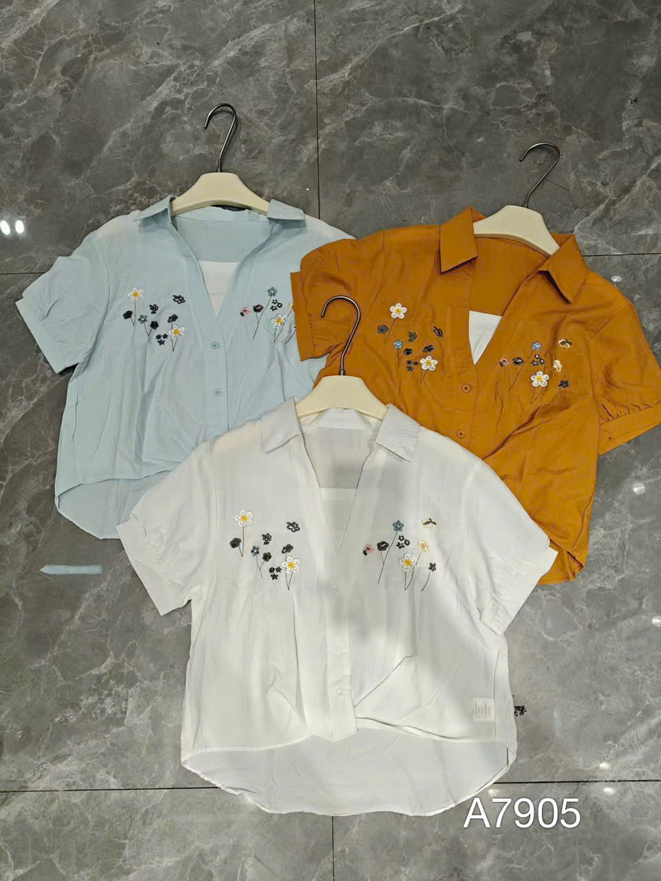 A609-7905 Áo sơ mi cổ V thêu hoa