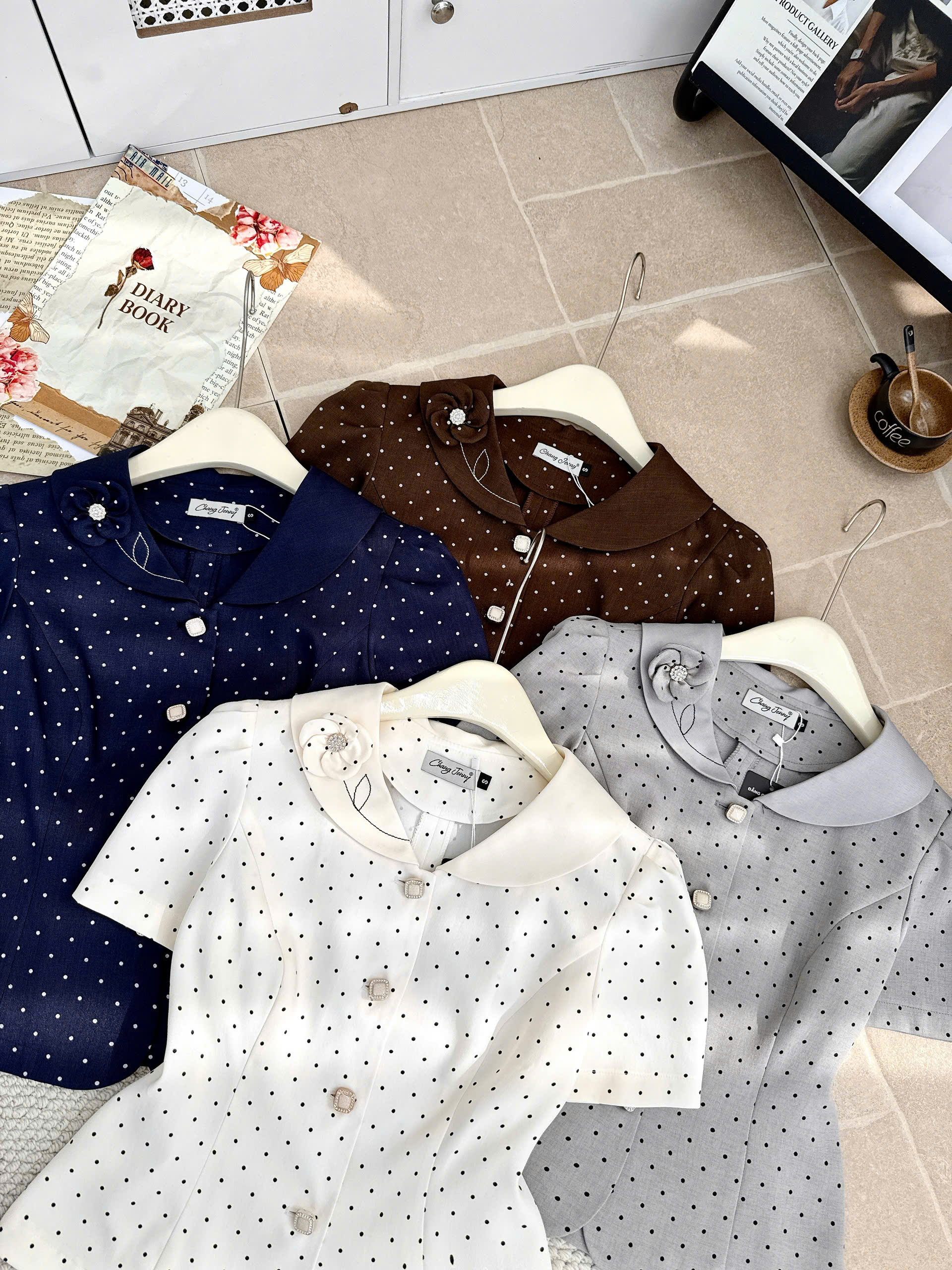 A641 Áo kí giả chấm bi hoa cổ