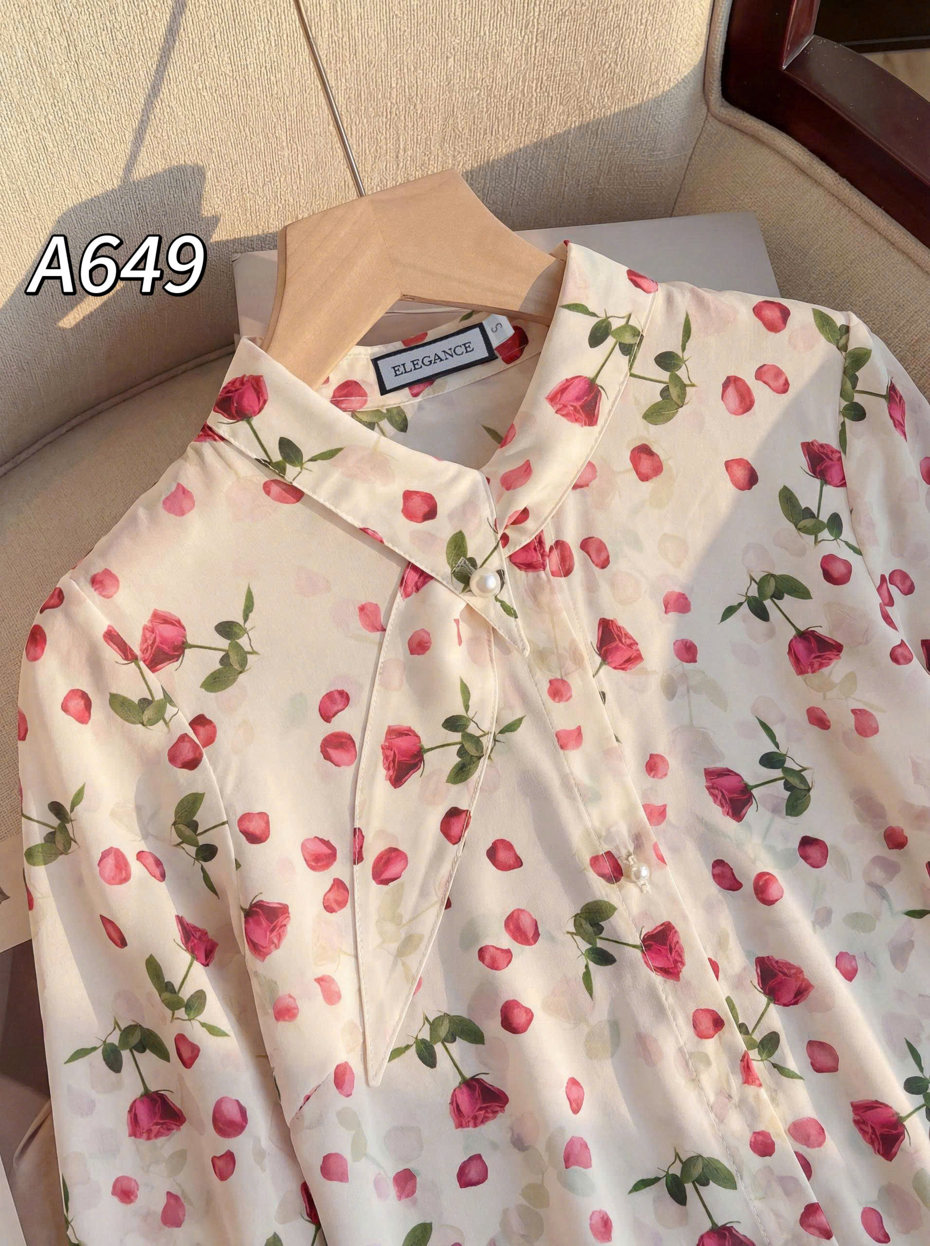 A649 Áo sơ mi hoa hồng cổ lệch