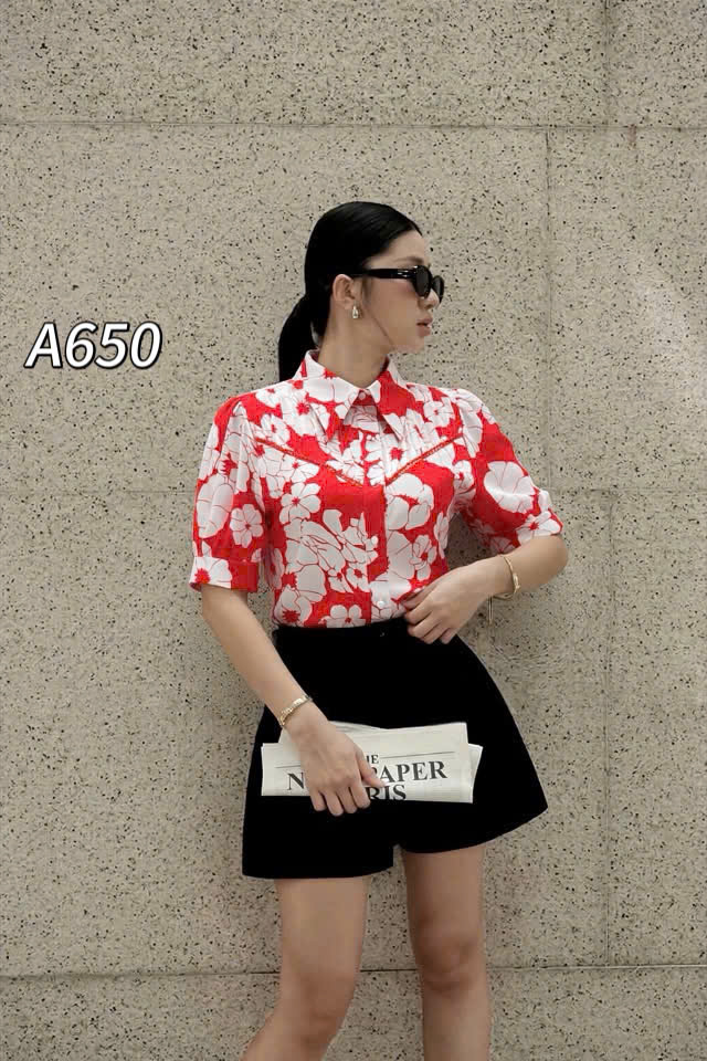 A650 Áo sơ mi hoa xếp ly ngực