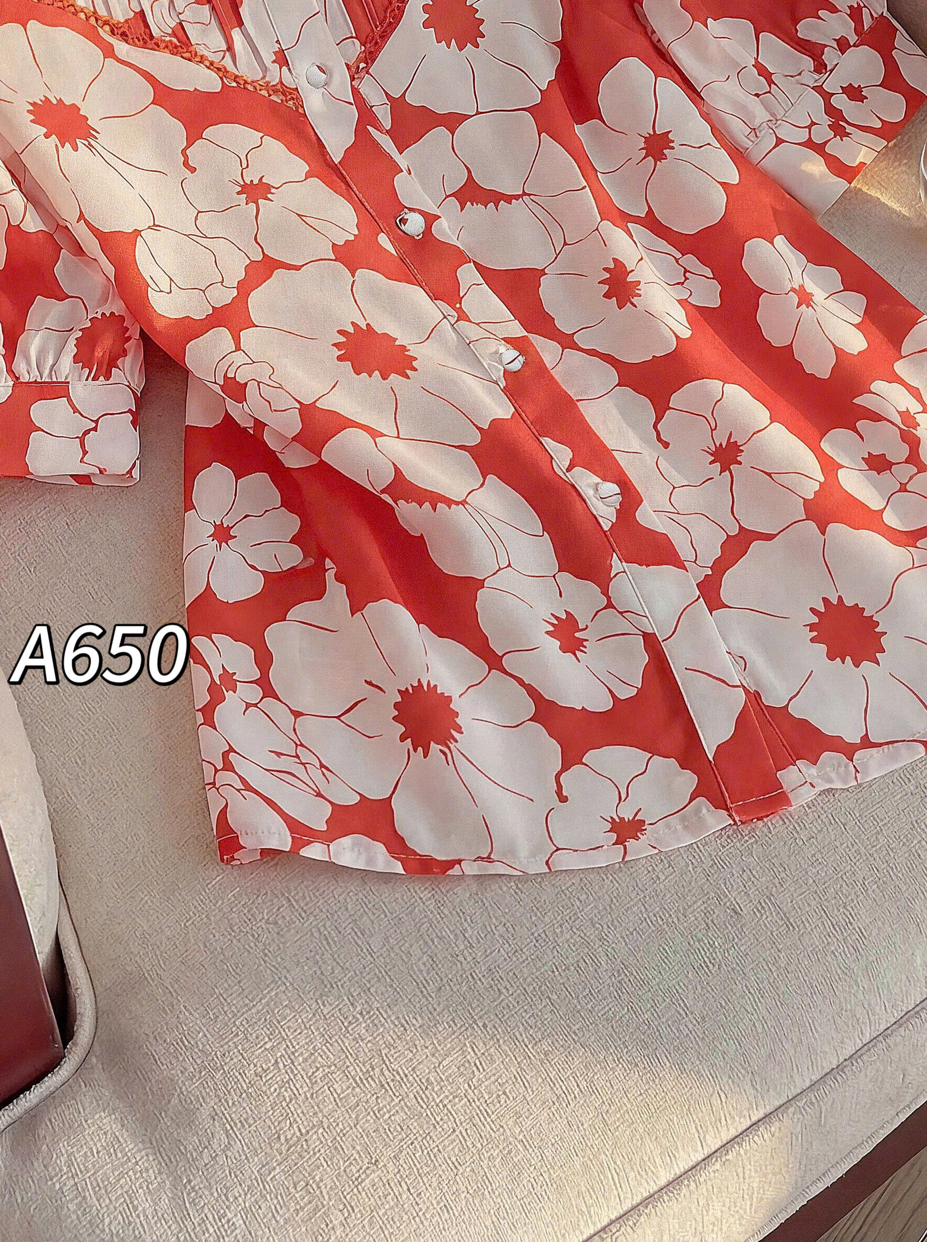 A650 Áo sơ mi hoa xếp ly ngực