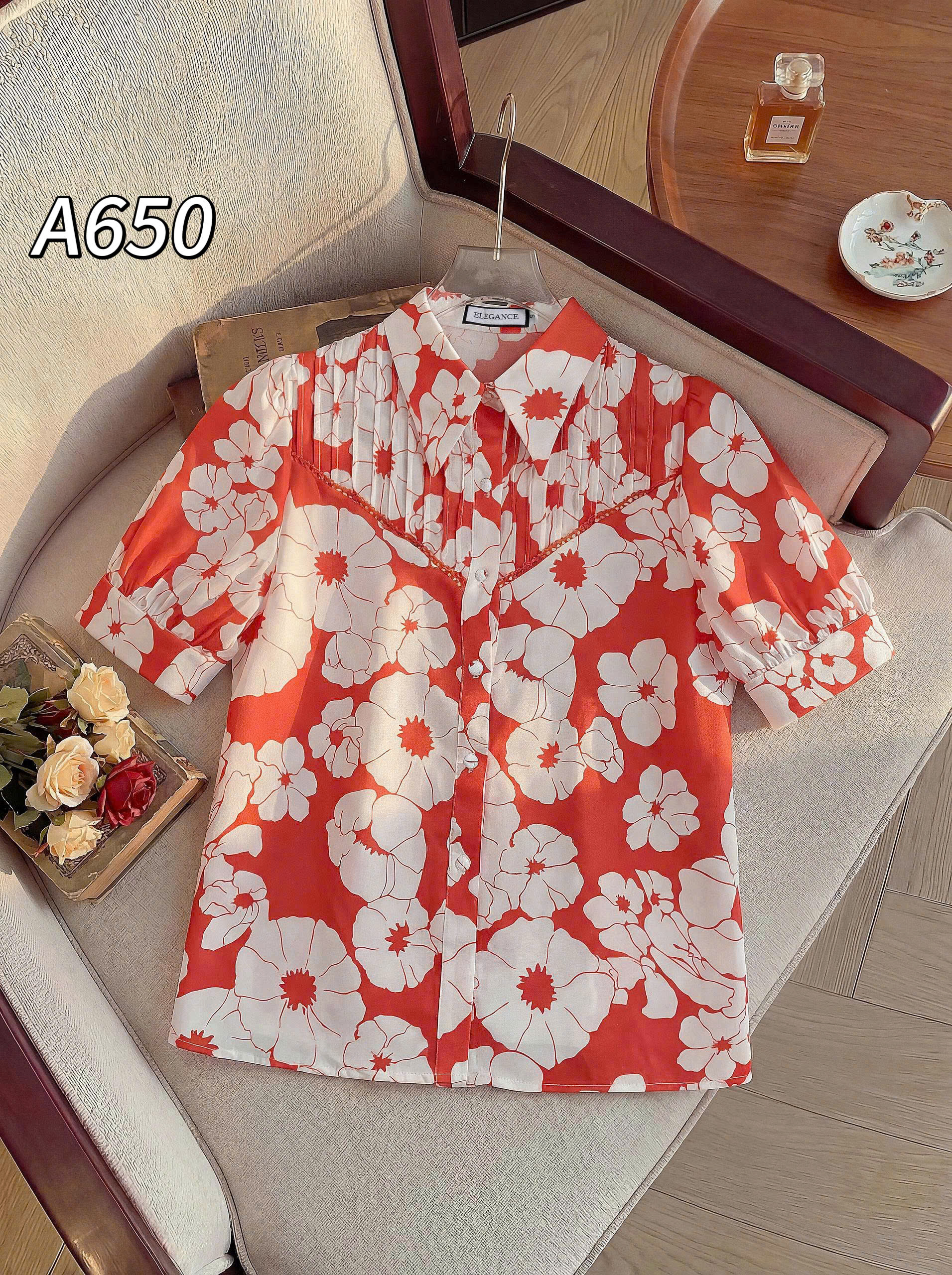 A650 Áo sơ mi hoa xếp ly ngực