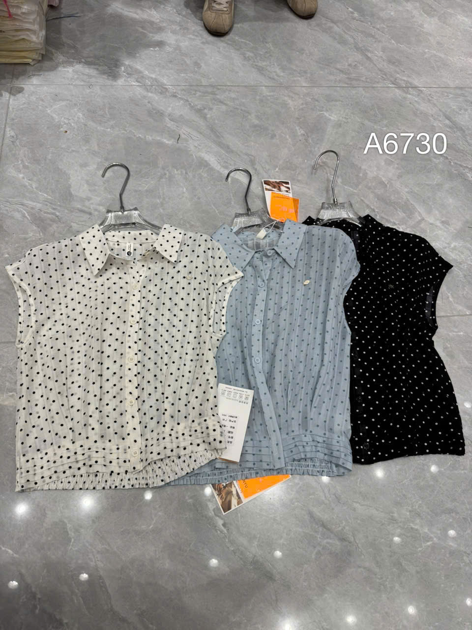 A6730 Áo sơ mi chấm bi cổ nhọn