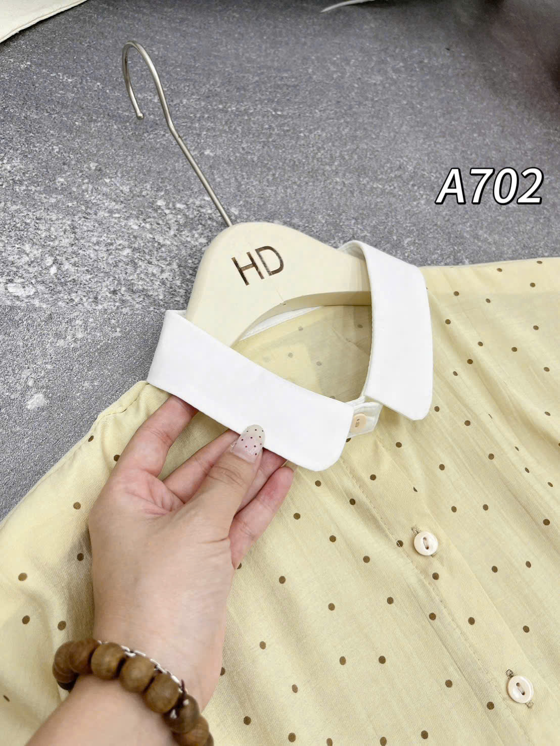 A702 áo chấm bi cổ sen