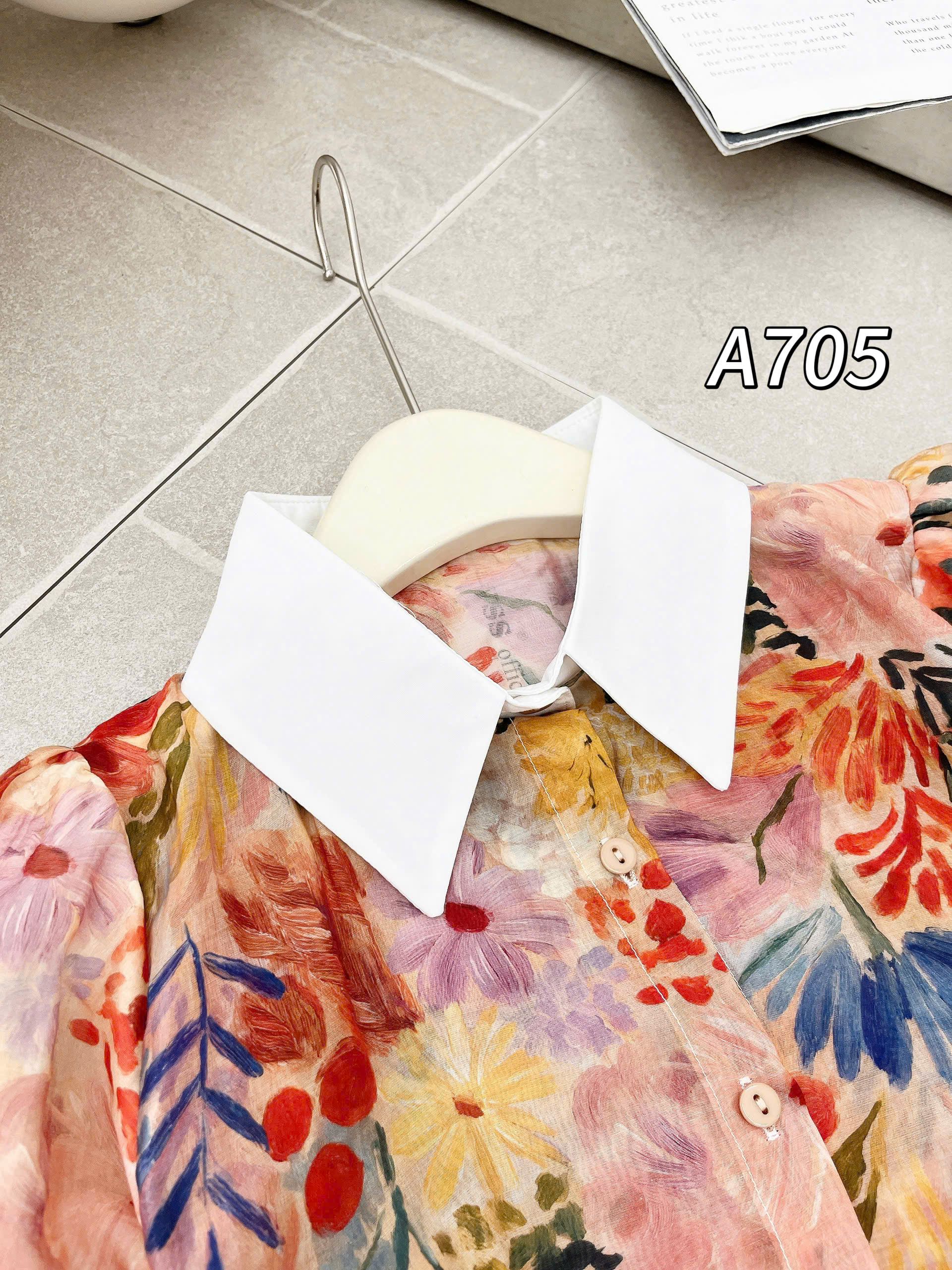 A705 Áo sơ mi hoa cộc tay cổ trắng