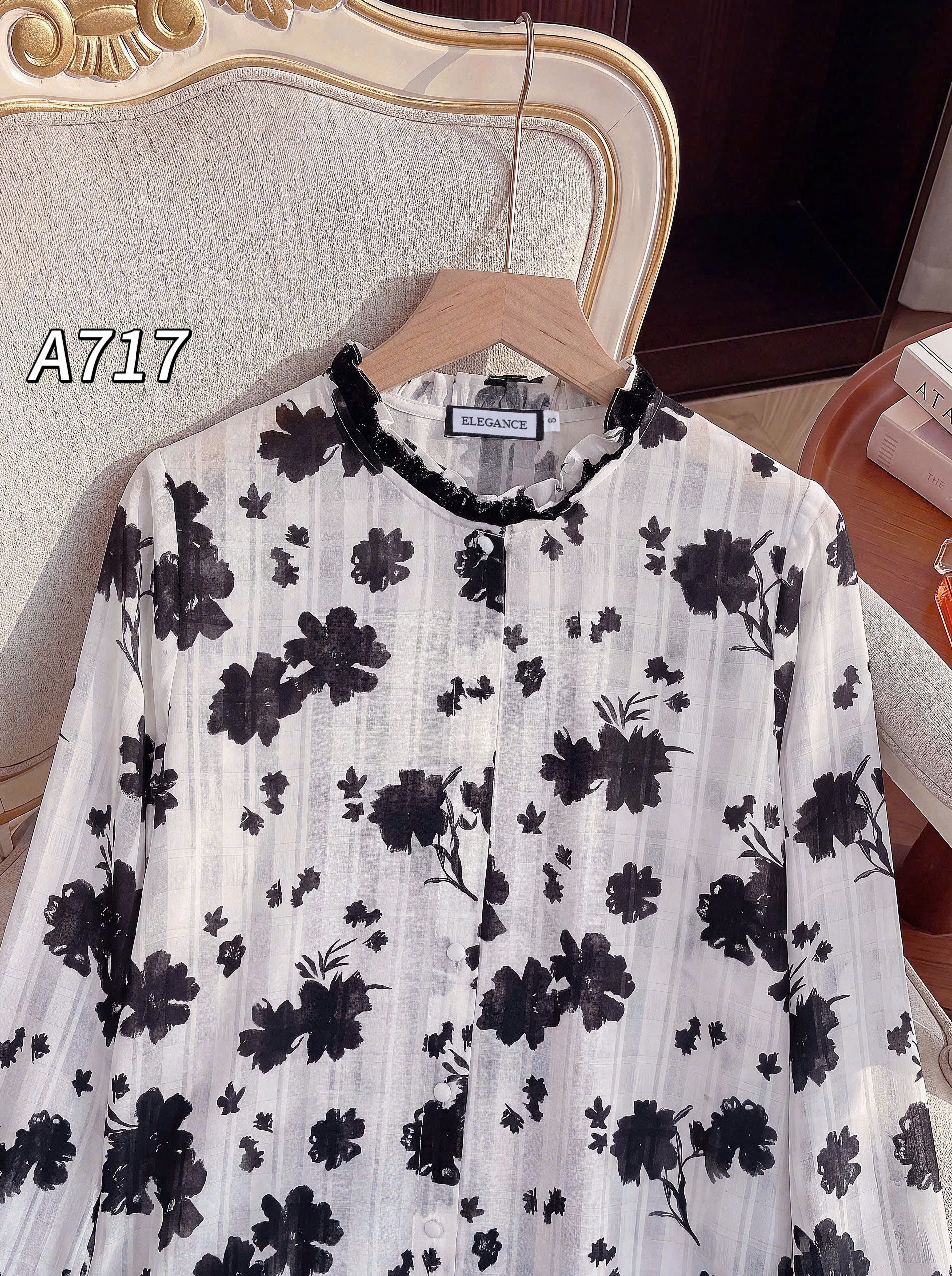 A717 Áo sơ mi hoa đen cổ ren