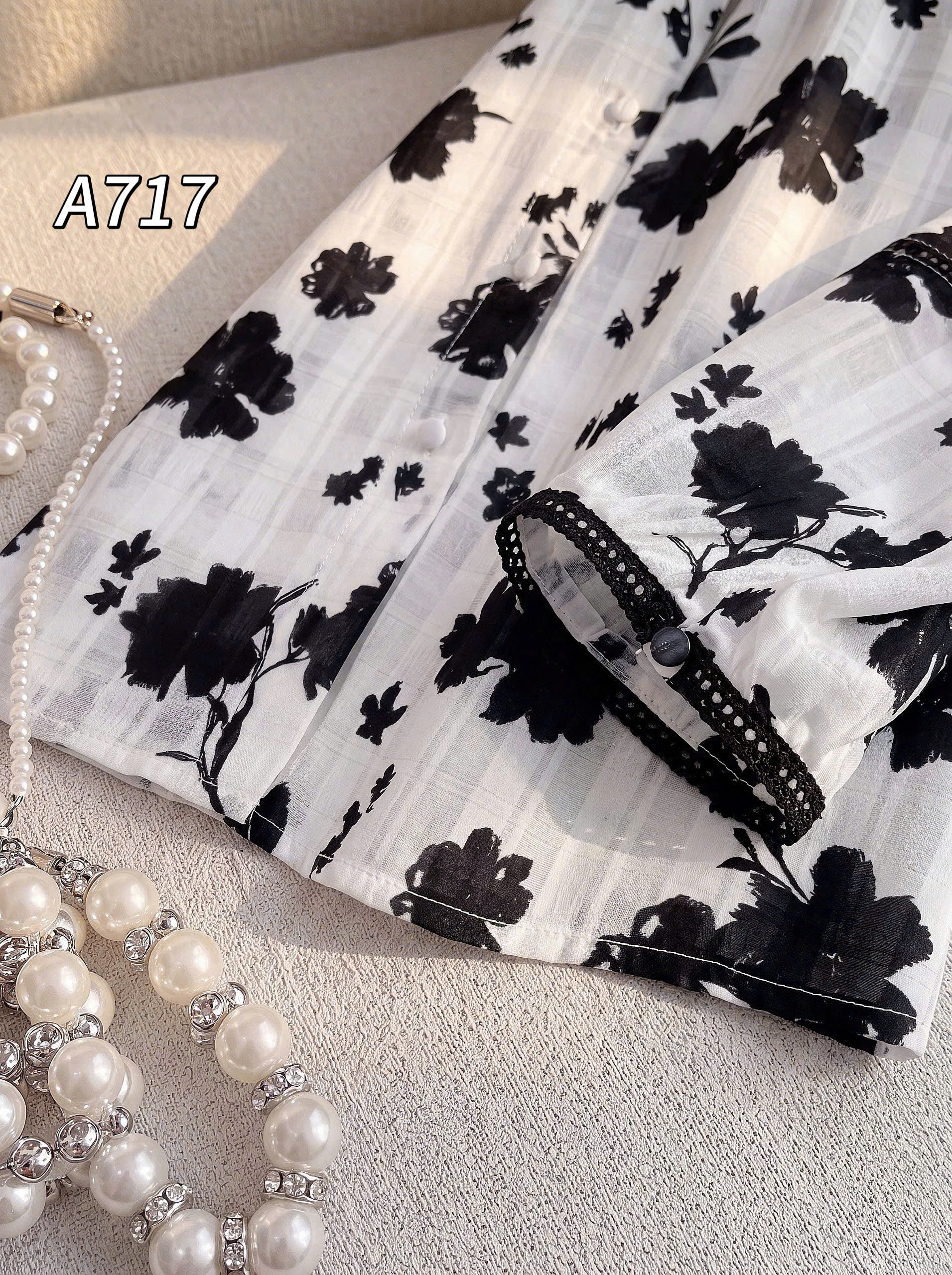 A717 Áo sơ mi hoa đen cổ ren