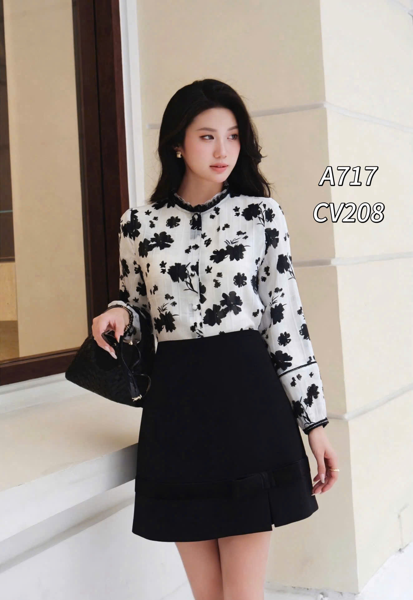 A717 Áo sơ mi hoa đen cổ ren