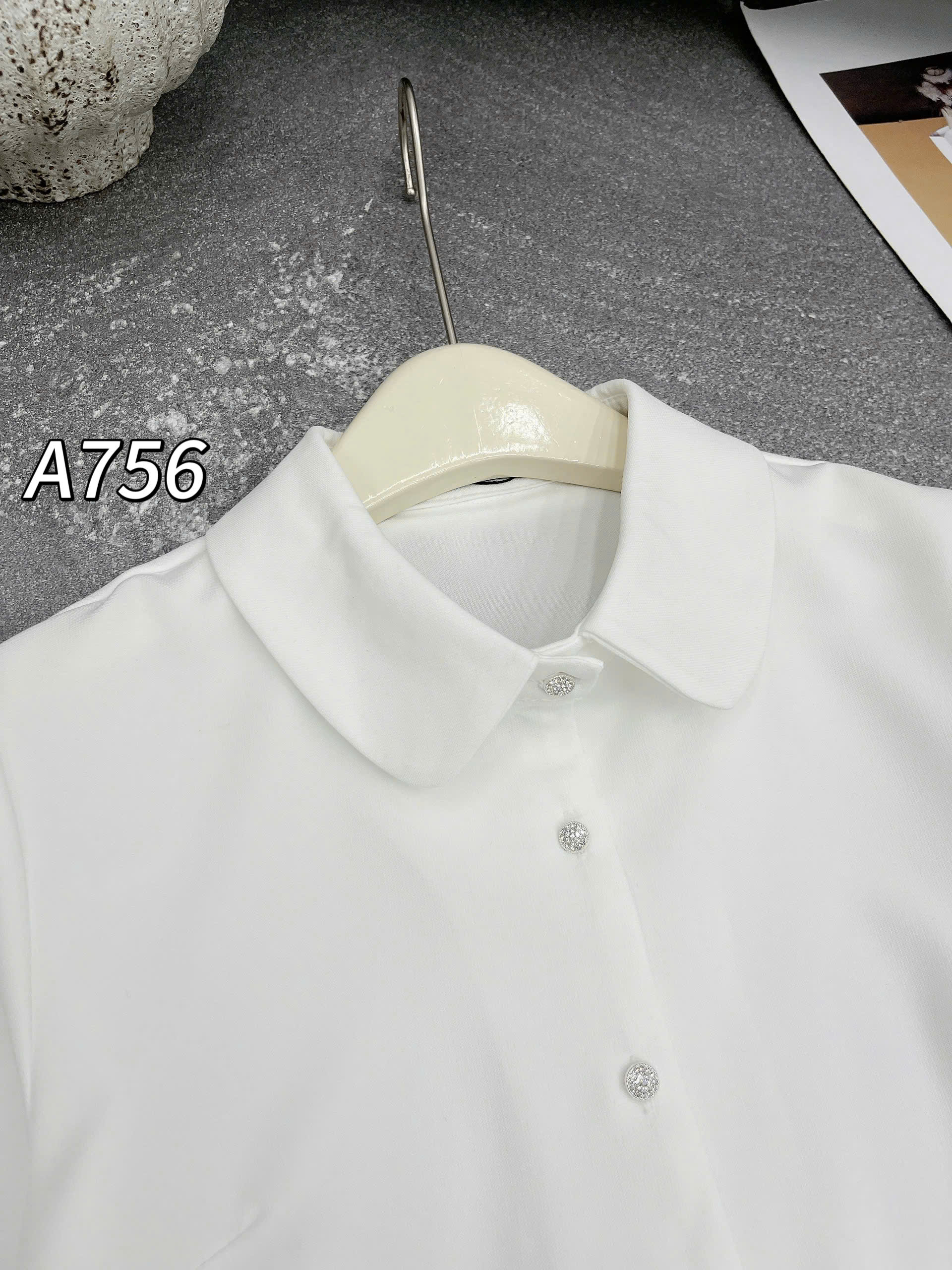 A756 Áo sơ mi cổ trắng túi cúc đá