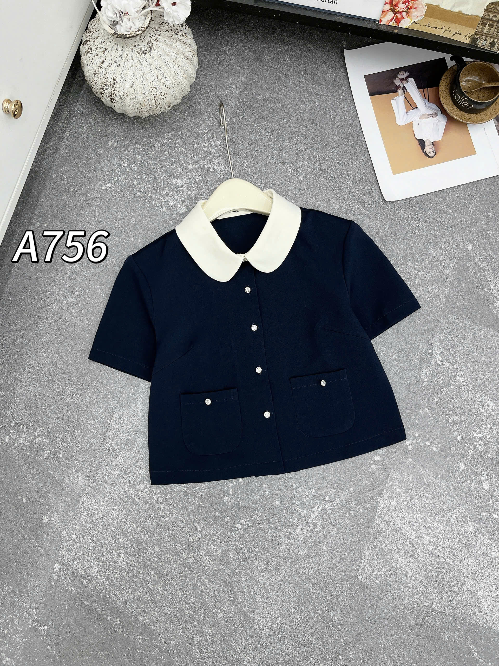 A756 Áo sơ mi cổ trắng túi cúc đá