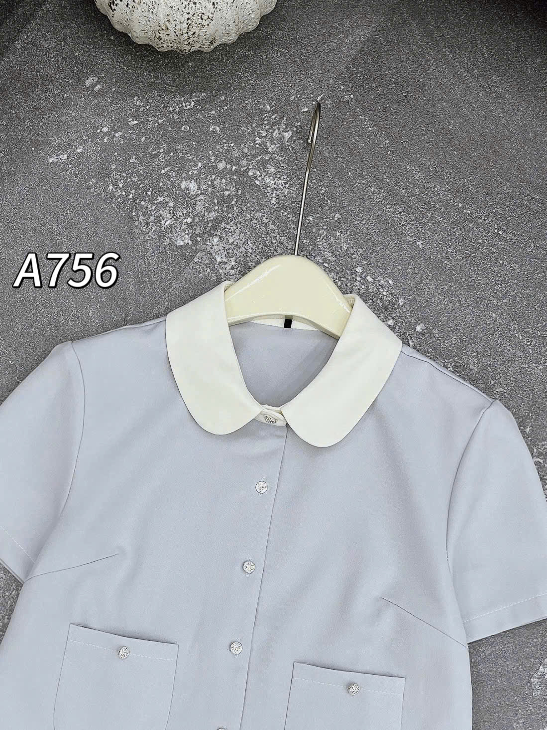 A756 Áo sơ mi cổ trắng túi cúc đá