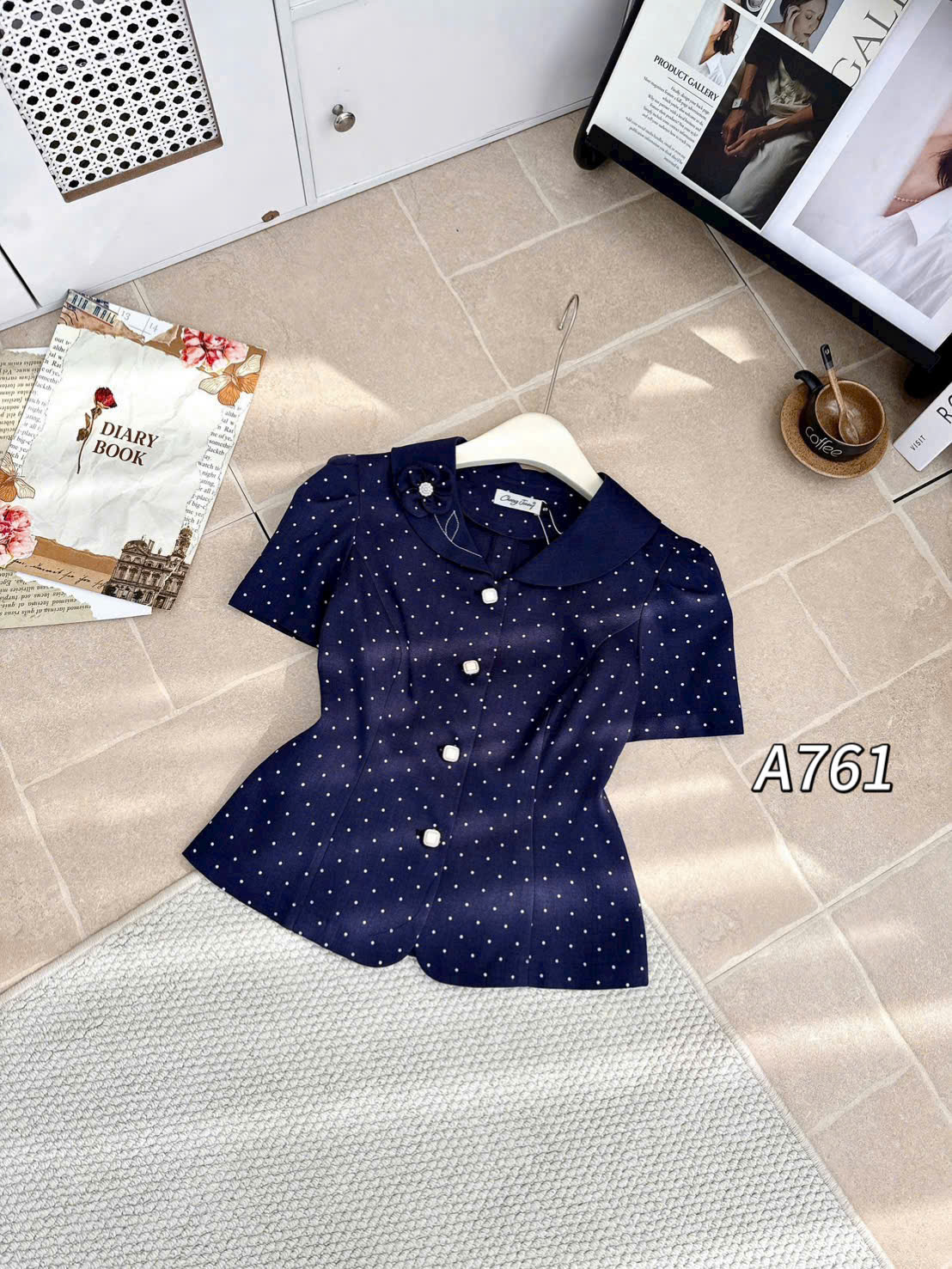 A761 áo kí giả chấm bi cổ hoa