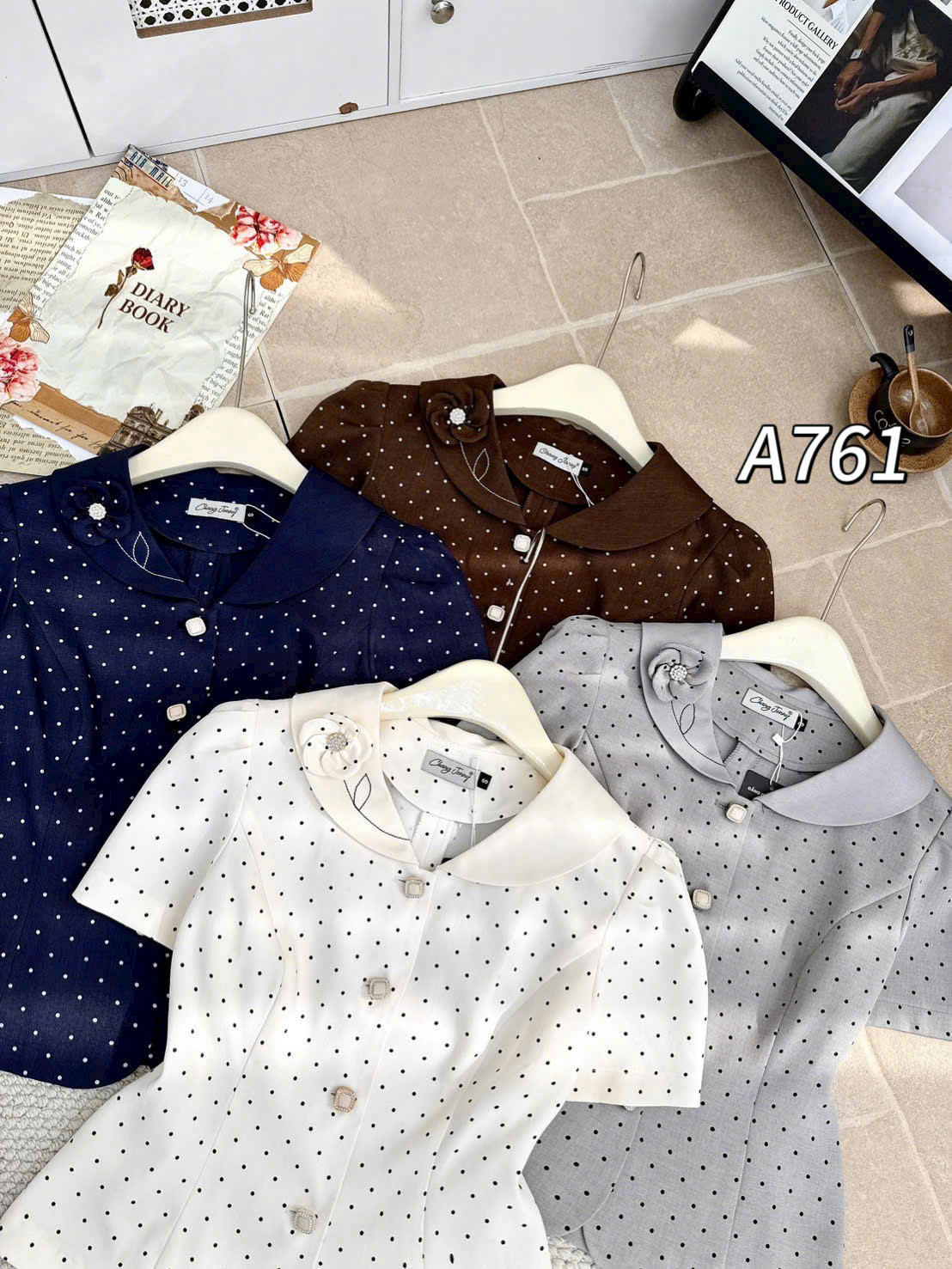 A761 áo kí giả chấm bi cổ hoa