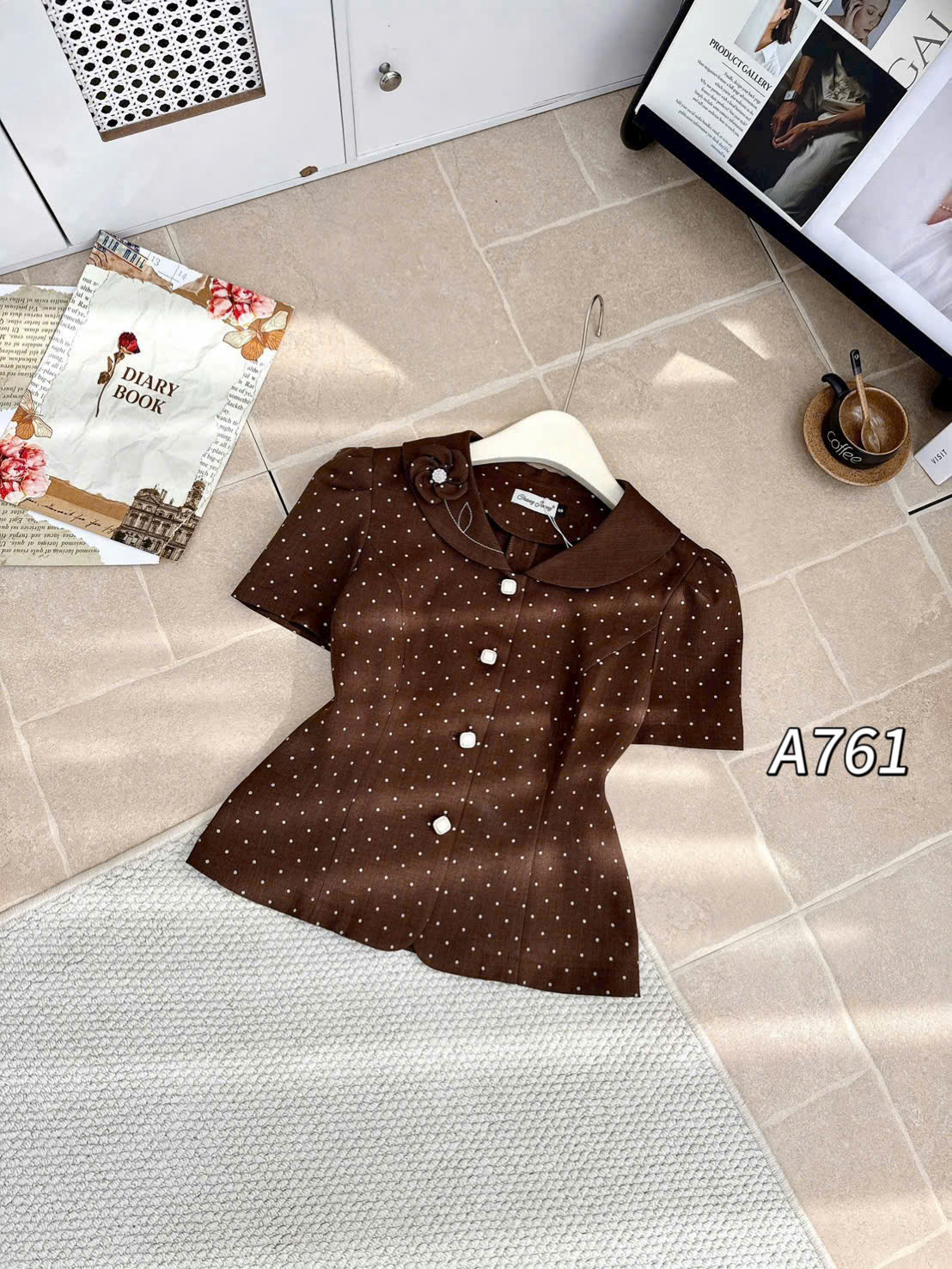 A761 áo kí giả chấm bi cổ hoa
