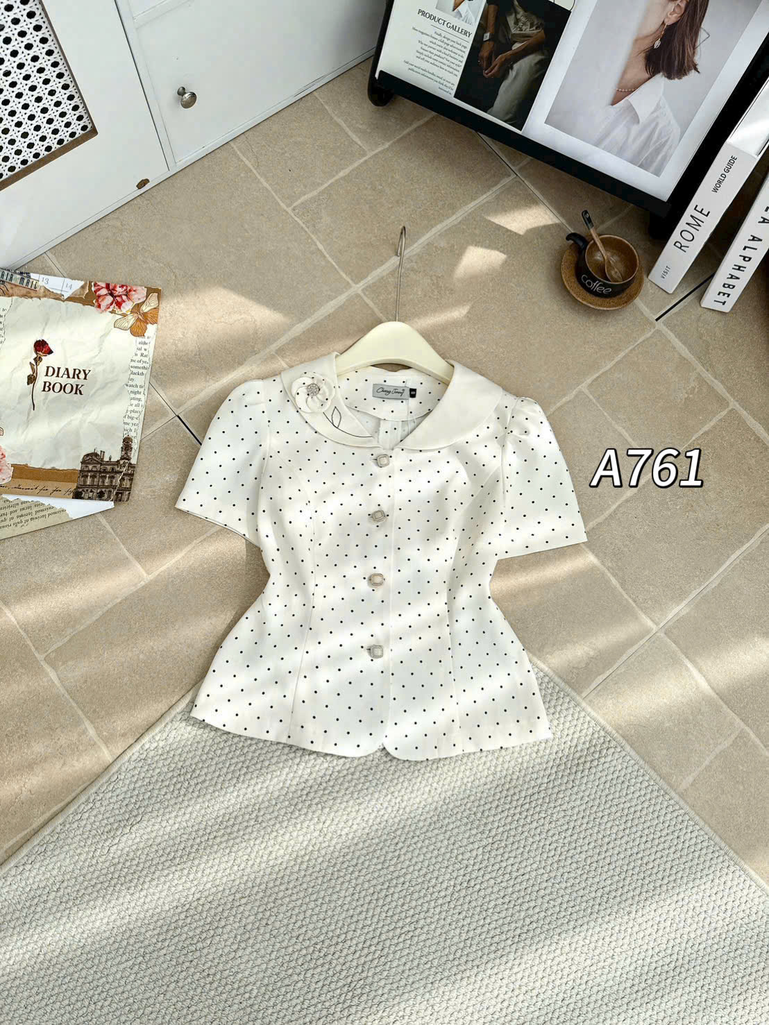 A761 áo kí giả chấm bi cổ hoa
