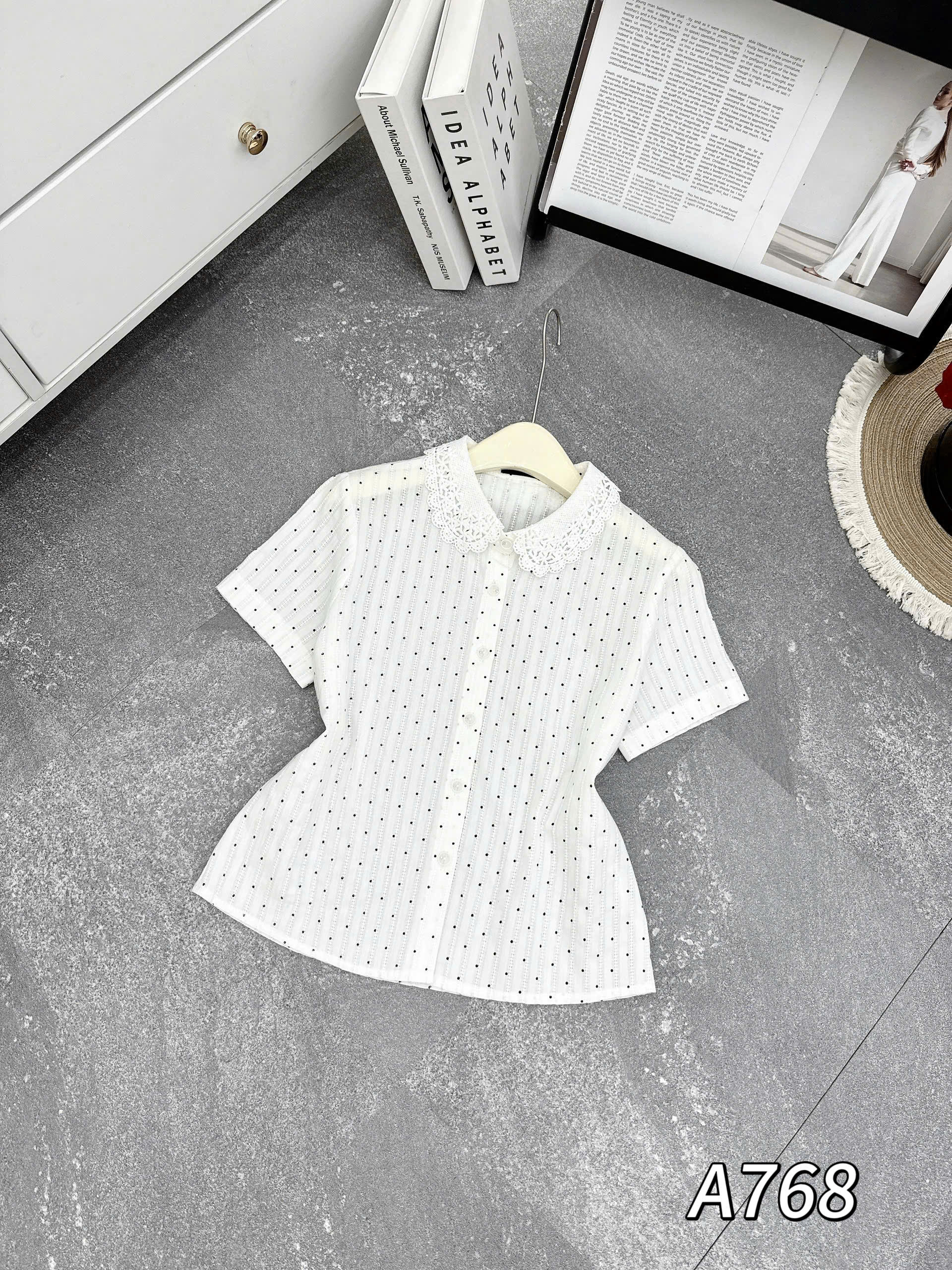 A768 Áo sơ mi chấm bi cổ ren