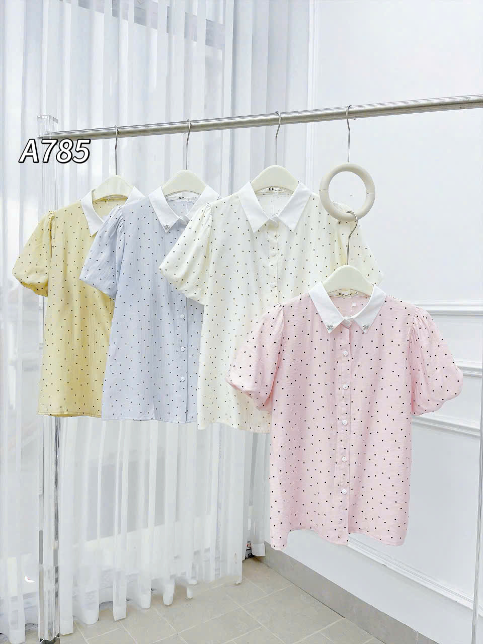 A785 áo chấm bi cổ trắng